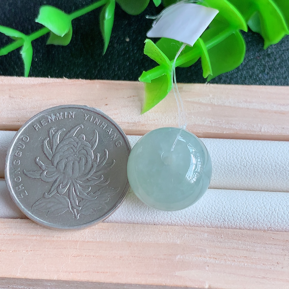 冰润转运珠翡翠吊坠，寓意“时来运转，财源滚滚” 寓意佳，紫气东来，颜色清爽，佩戴效果优雅迷人！性价比超值！W49.15  尺寸：16-12.5mm