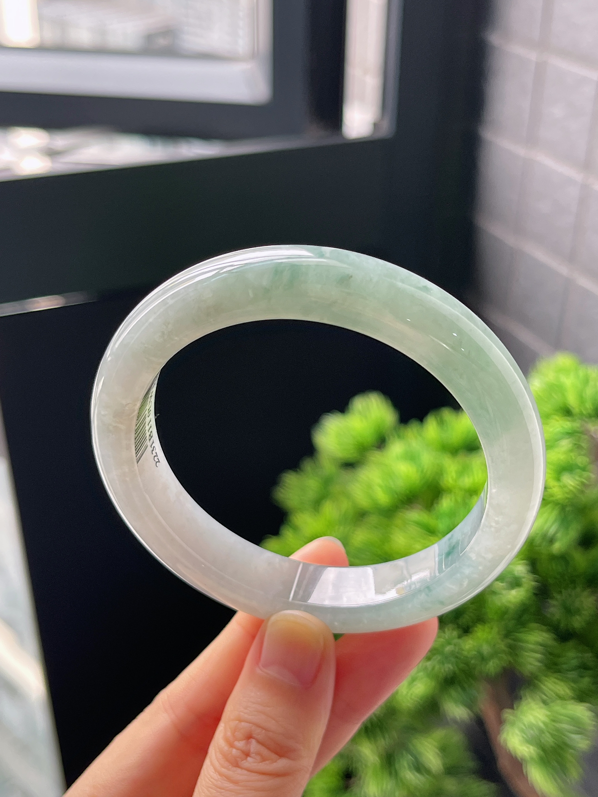 正圈57圈口，翡翠冰糯种浅绿色手镯