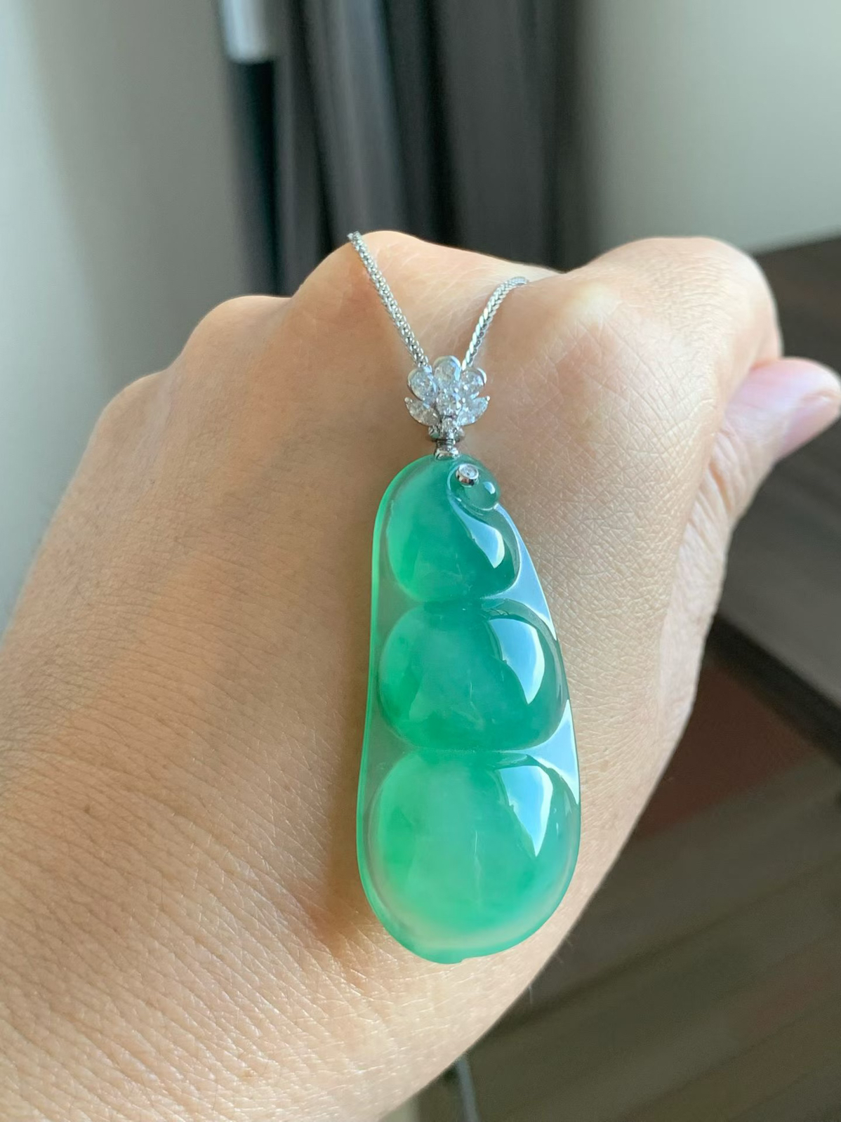 清透蓝水底大福豆
裸石45.5*20*9.5 整体长度53.5mm
18k金钻石镶嵌扣头