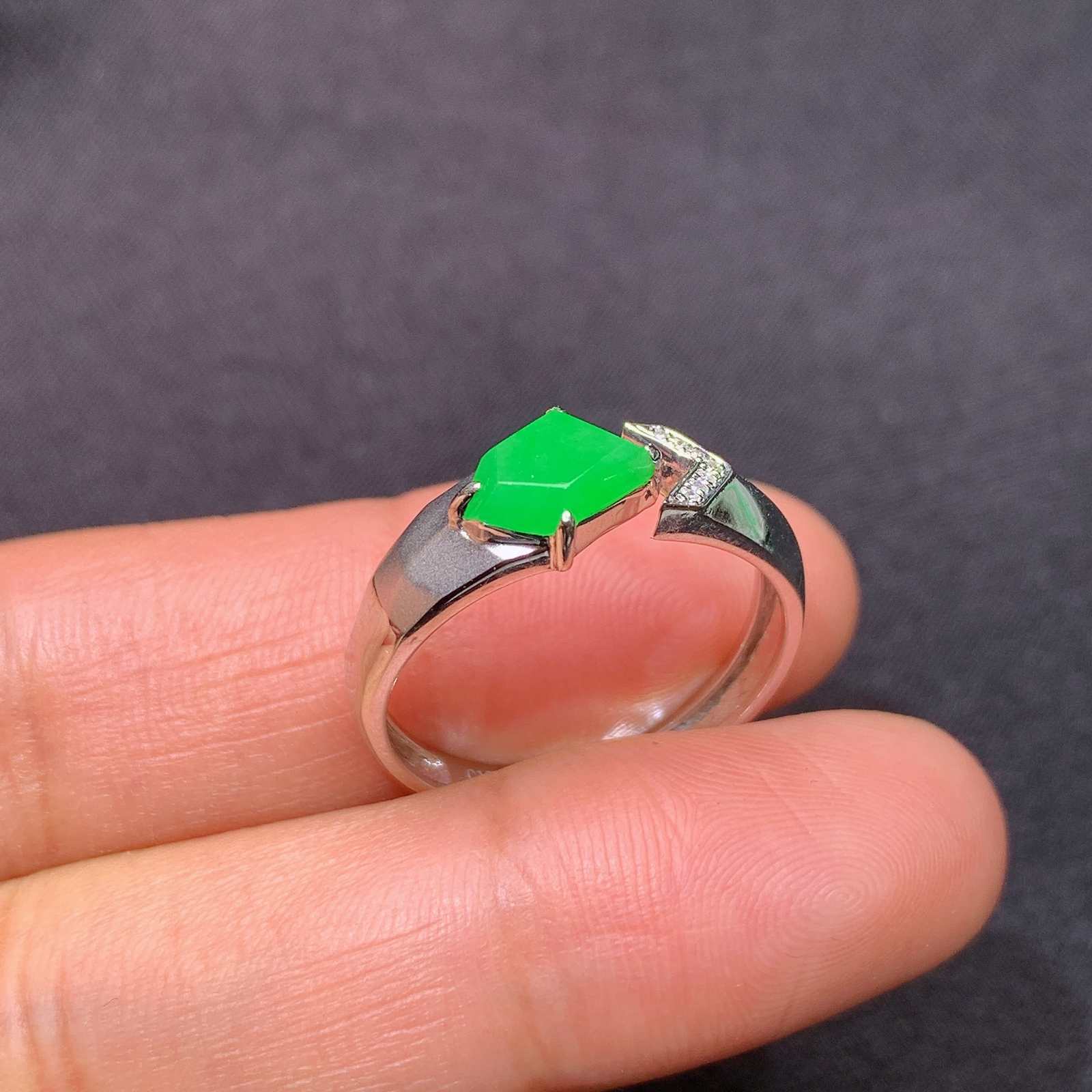 冰阳绿蛋面戒指，18k金镶嵌，简约时尚，冰润色阳，种水足，Hl 圈口16 尺寸7.6*3.6*2.2