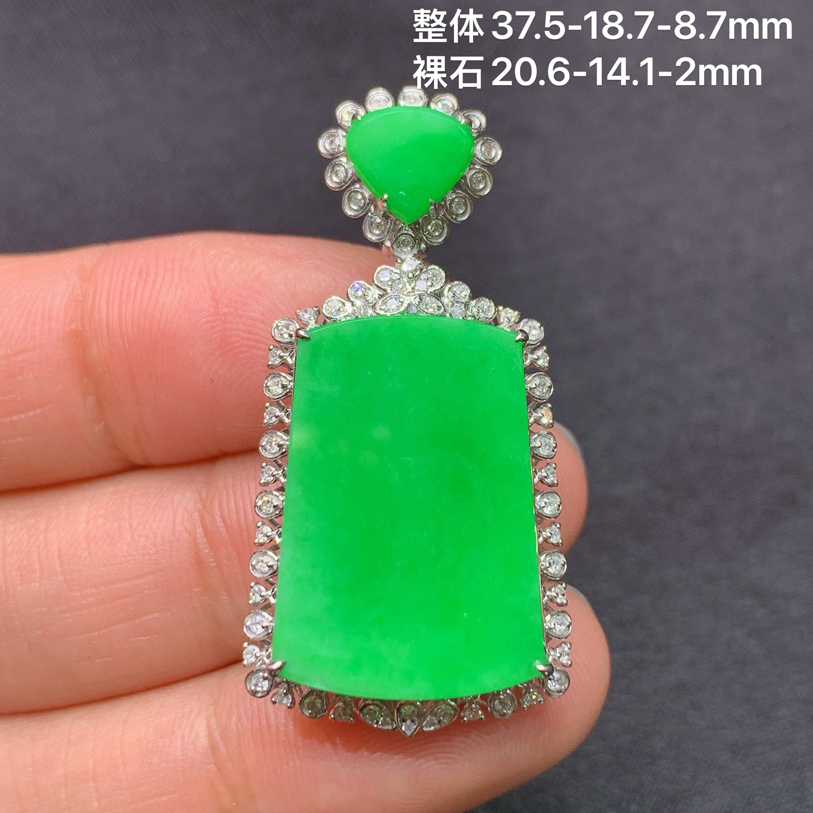 冰阳绿无事牌吊坠，18k金镶嵌，冰润色阳，种老水足，B1 尺寸37.5*18.7*8.7