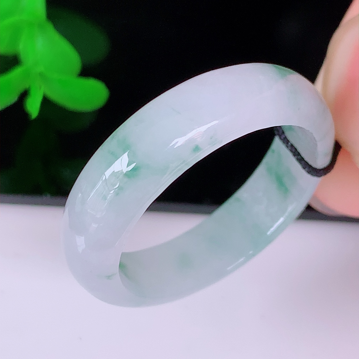 冰润飘绿22.8mm内径翡翠指环，玉戒指，玉质莹润，好精美好冰润的指环，29圈口，上手纤巧！#079.4尺寸22.8-6.5-3.3mm