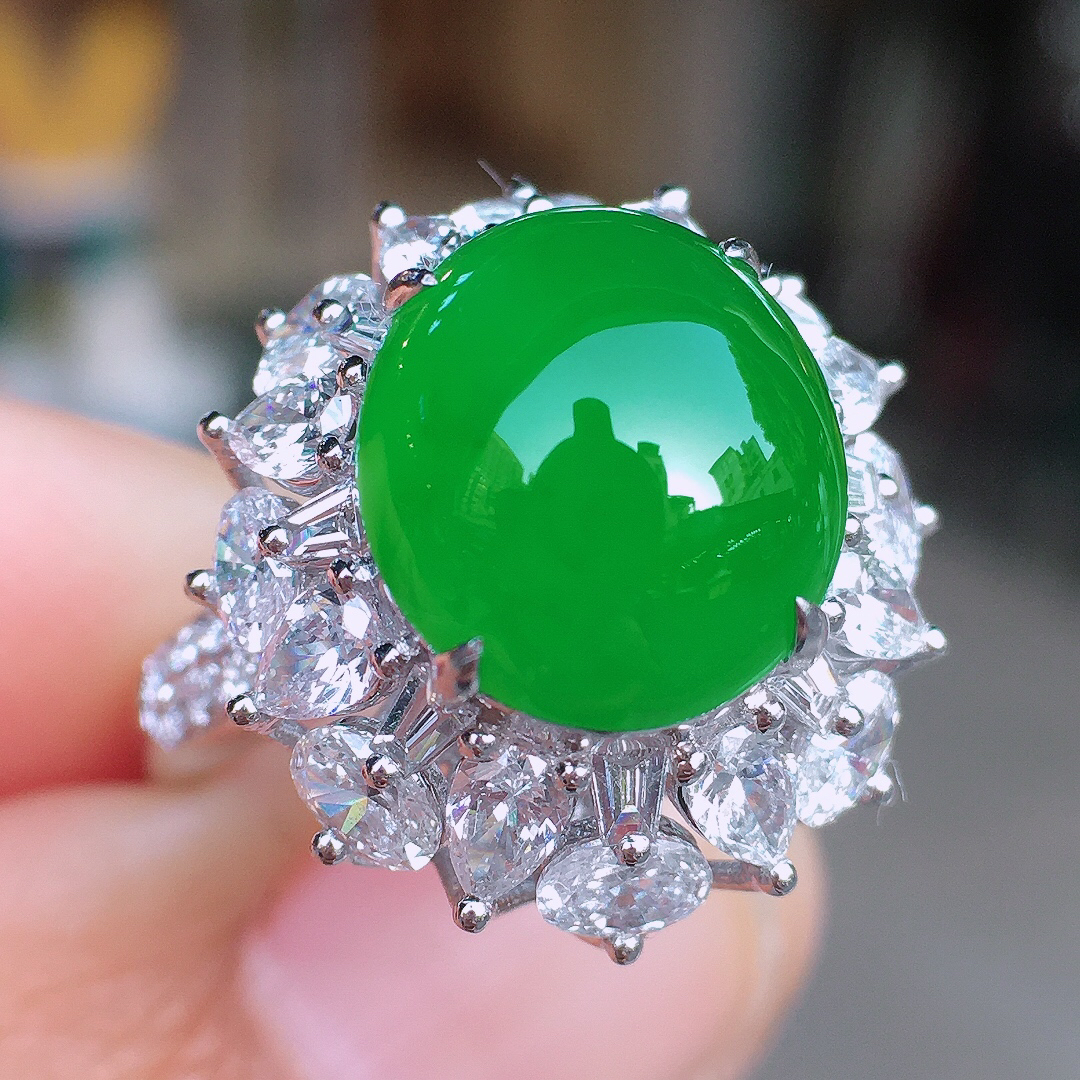 阳绿蛋面戒指，色泽均匀艳丽，玉质细腻，荧光感超
强，饱满圆润，尽显优雅气质，18k
金豪华镶嵌