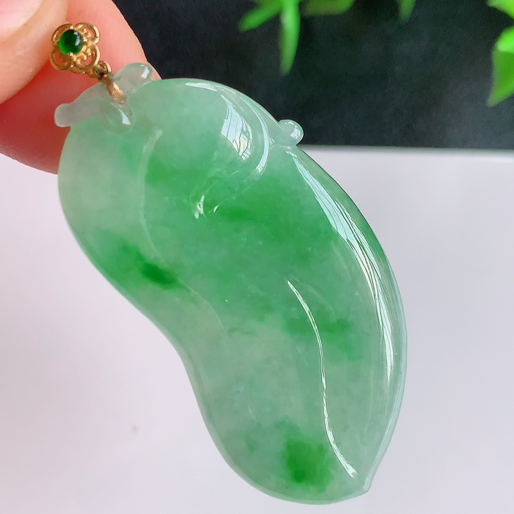 18k金扣冰润飘绿福瓜翡翠吊坠，呱呱来财，福气满满的美好寓意，清新自然  沁人心脾，造型独特，清秀高雅  W49.15 尺寸：42.5-21.5-3.5mm