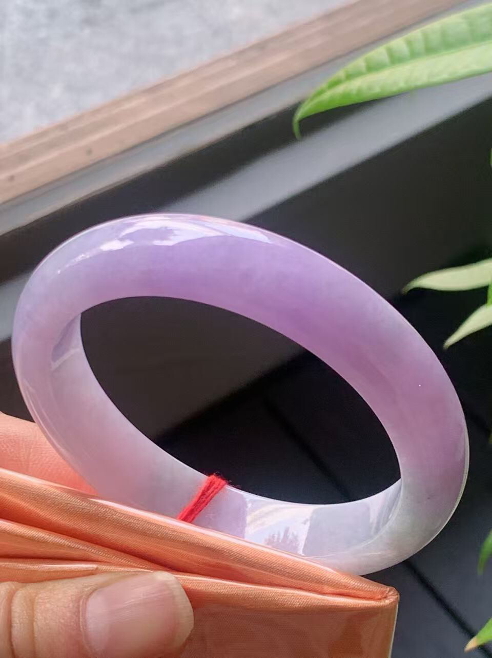 【翡翠名称】老坑种紫罗兰54正圈口手镯
【翡翠尺寸】54/12/8.4mm适合53-55正圈口佩戴
【翡翠描述】宝贝种老水足，玉质细腻，色泽靓丽，性价比高，佩戴效果好！
【其它赠送】权威证书/精美挂绳盒子/支持全国复检