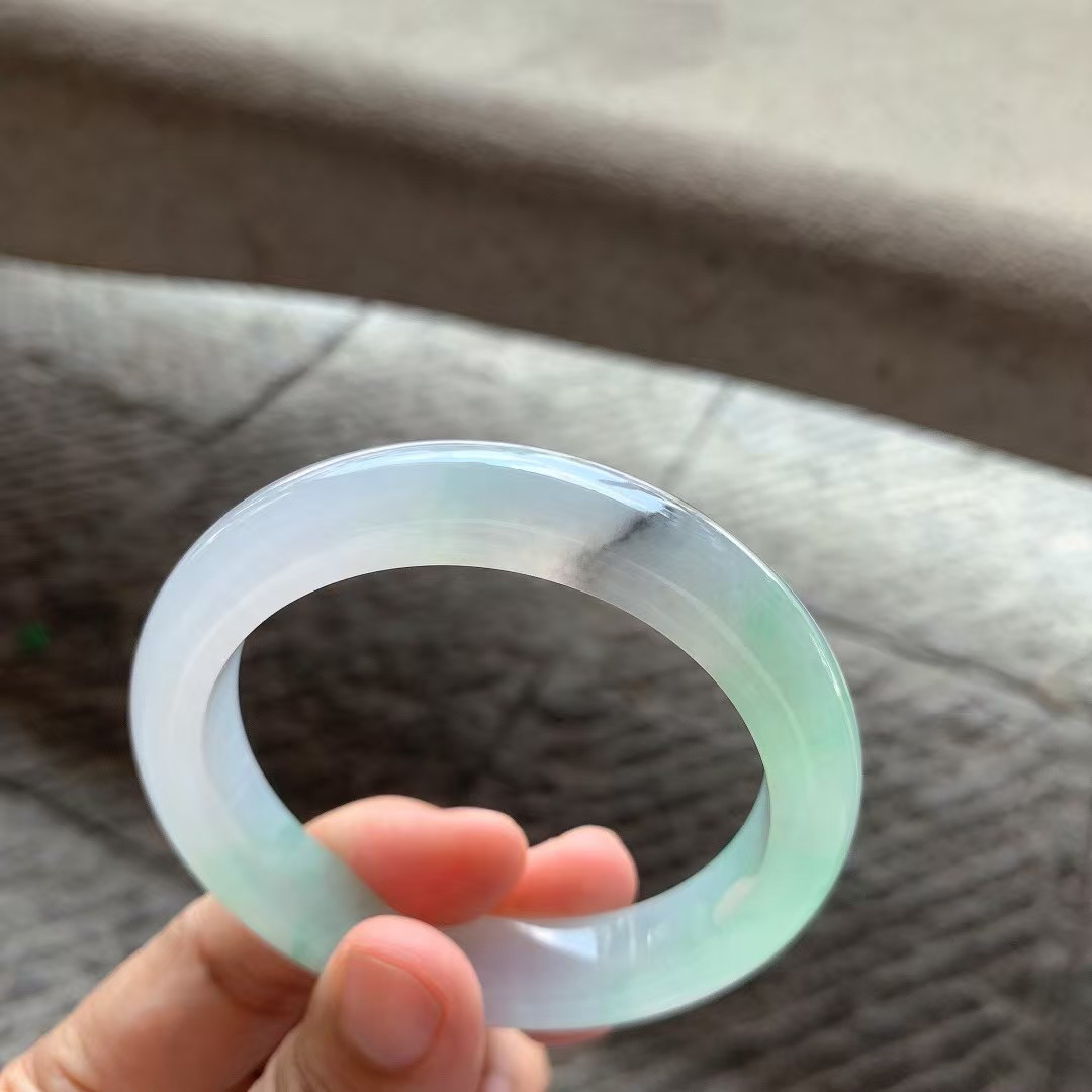 淡春彩正圈手镯尺寸56*12.5*9 种质细腻，冰凝透亮，水润光泽，紫绿相间，淡雅清新！