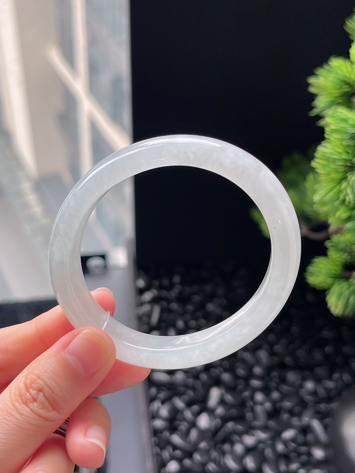 贵妃镯55圈口，翡翠冰糯种淡绿色手镯