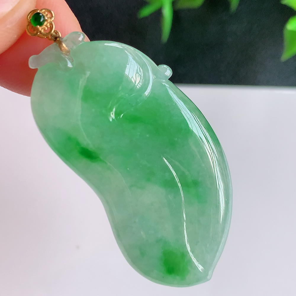 18k金扣冰润飘绿福瓜翡翠吊坠，呱呱来财，福气满满的美好寓意，清新自然  沁人心脾，造型独特，清秀高雅  W49.15 尺寸：42.5-21.5-3.5mm