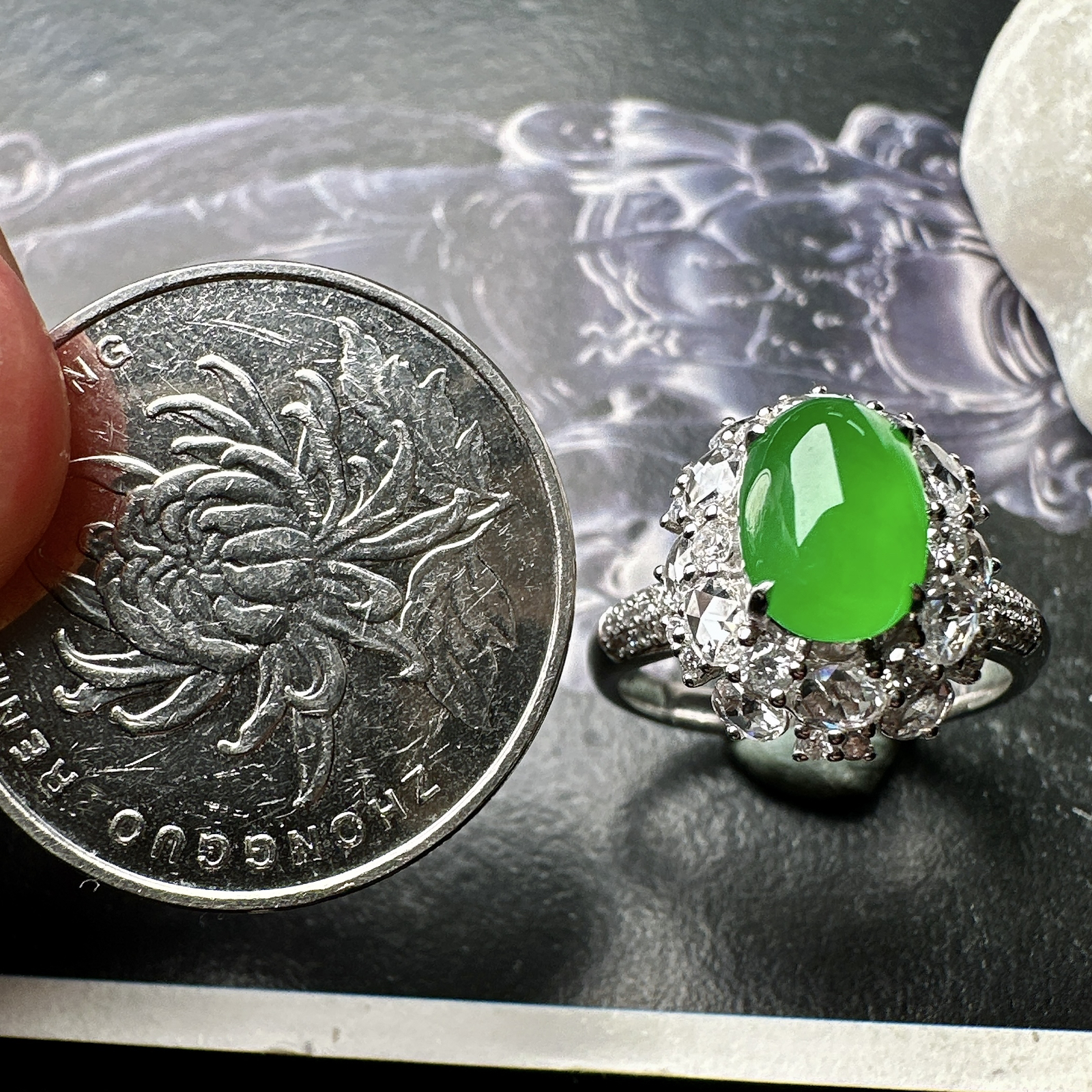 【冰种满绿蛋面戒指】质地均匀细腻，冰润起光，胶感强烈，颜色娇艳，18K金钻精美镶嵌，裸石尺寸8.7*6.2*4.9毫米