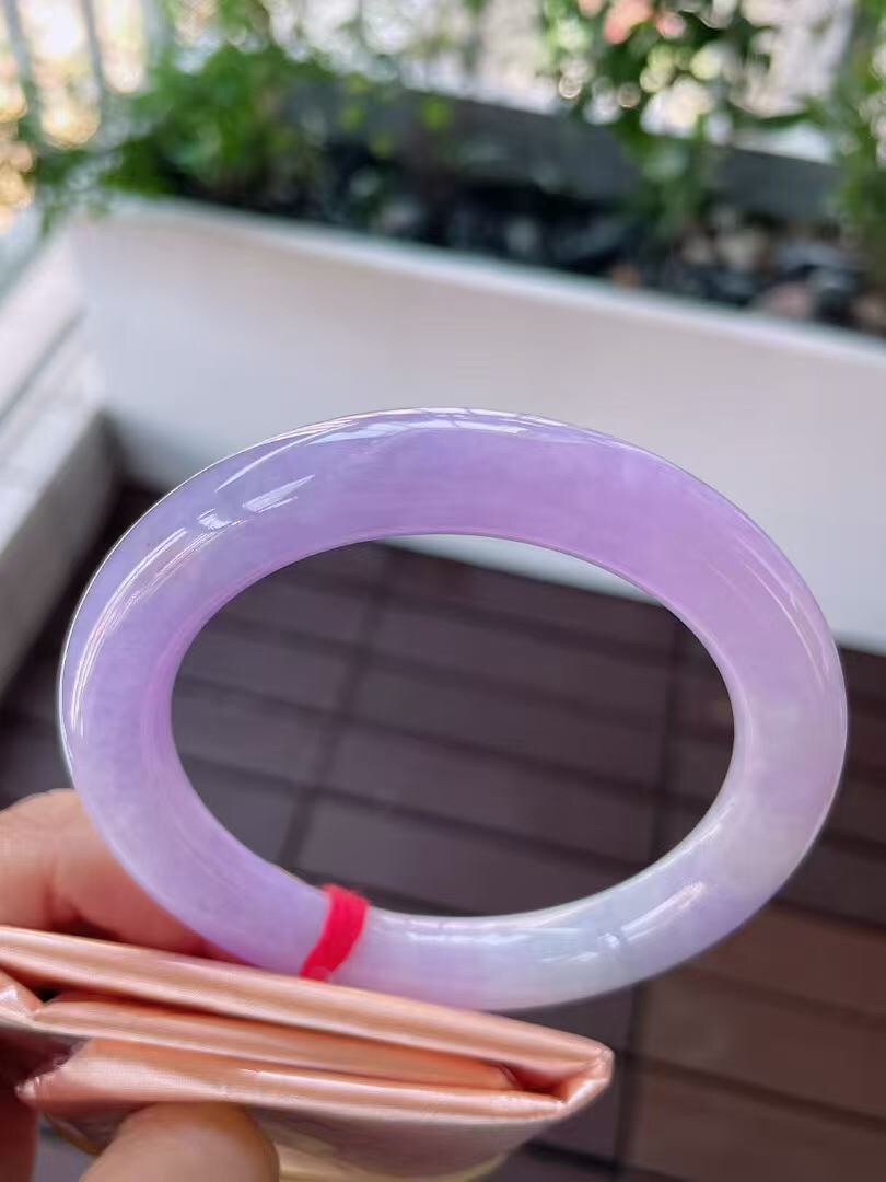 【翡翠名称】老种冰紫罗兰60.3大圈口圆条手镯
【翡翠尺寸】60.3/10.7/10.7mm适合60-62.6正圈口佩戴
【翡翠描述】宝贝种老水足，玉质细腻，色泽靓丽，性价比高，佩戴效果好！
【其它赠送】权威证书/精美挂绳盒子/支持全国复检