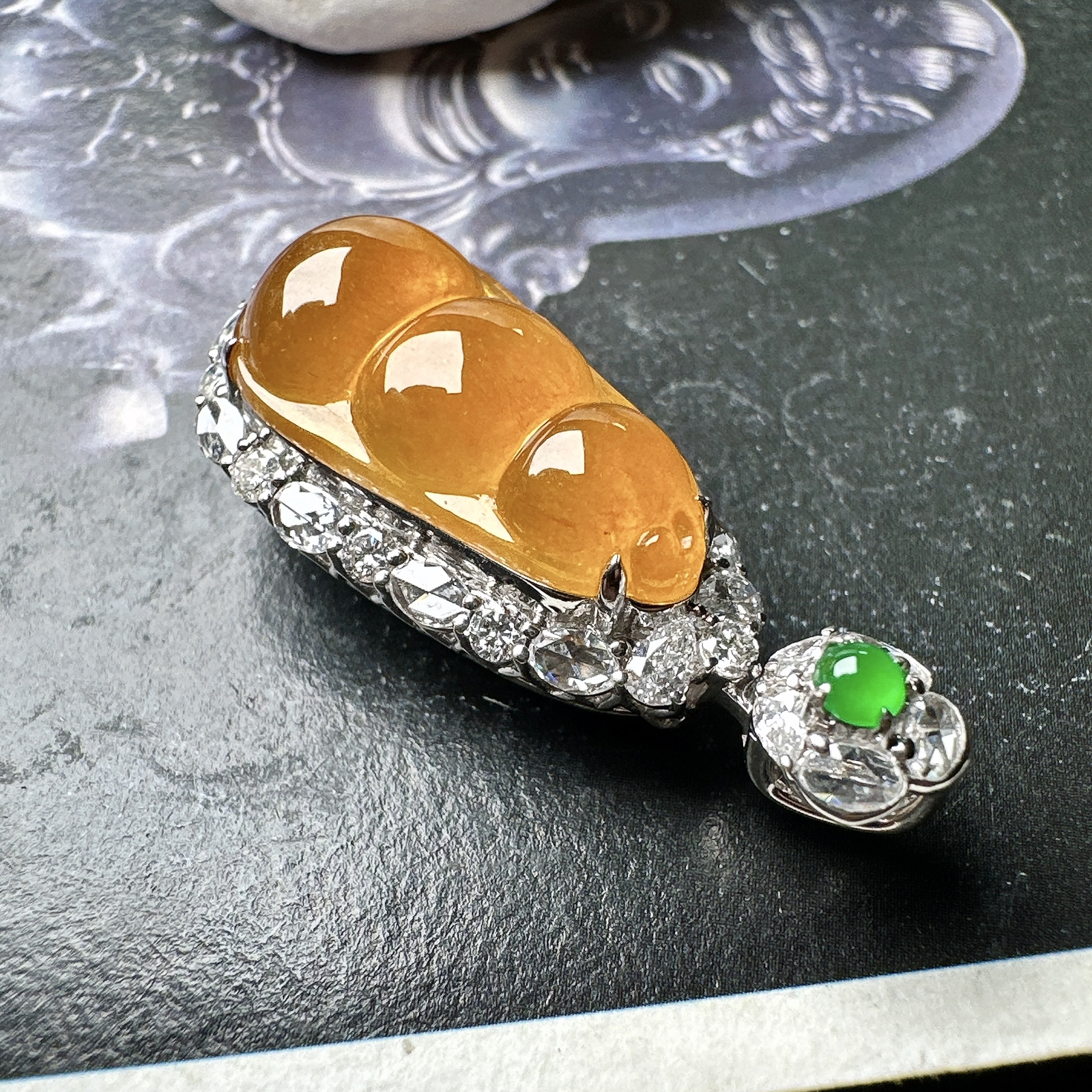 【冰种黄翡福豆吊坠】质地细腻，冰感十足，晶莹透亮，18K金钻镶嵌，裸石尺寸18.5*10*5.8毫米