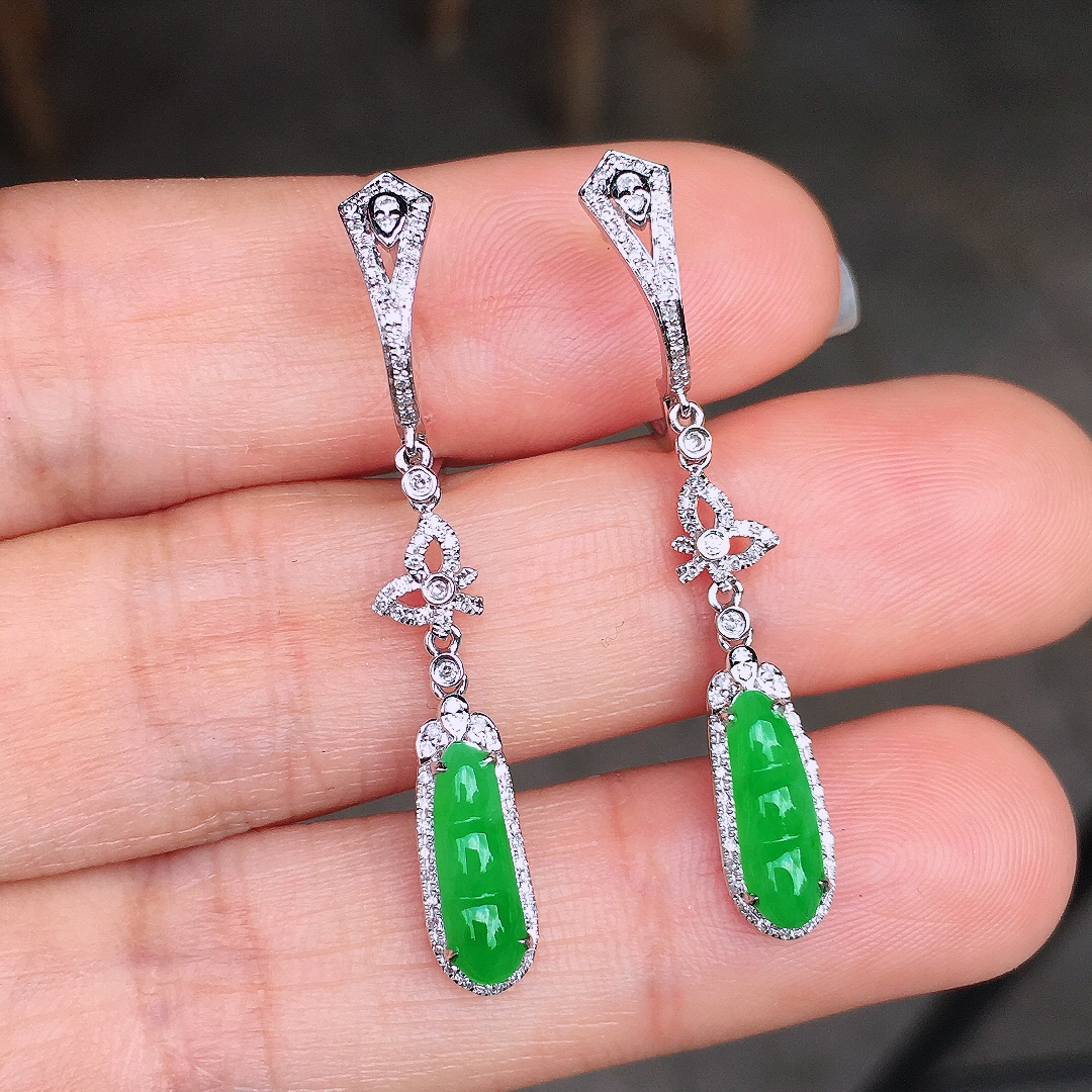 阳绿福豆耳坠，色泽均匀艳丽，玉质细腻，荧光感超
强，饱满圆润，尽显优雅气质，18k
金豪华镶嵌