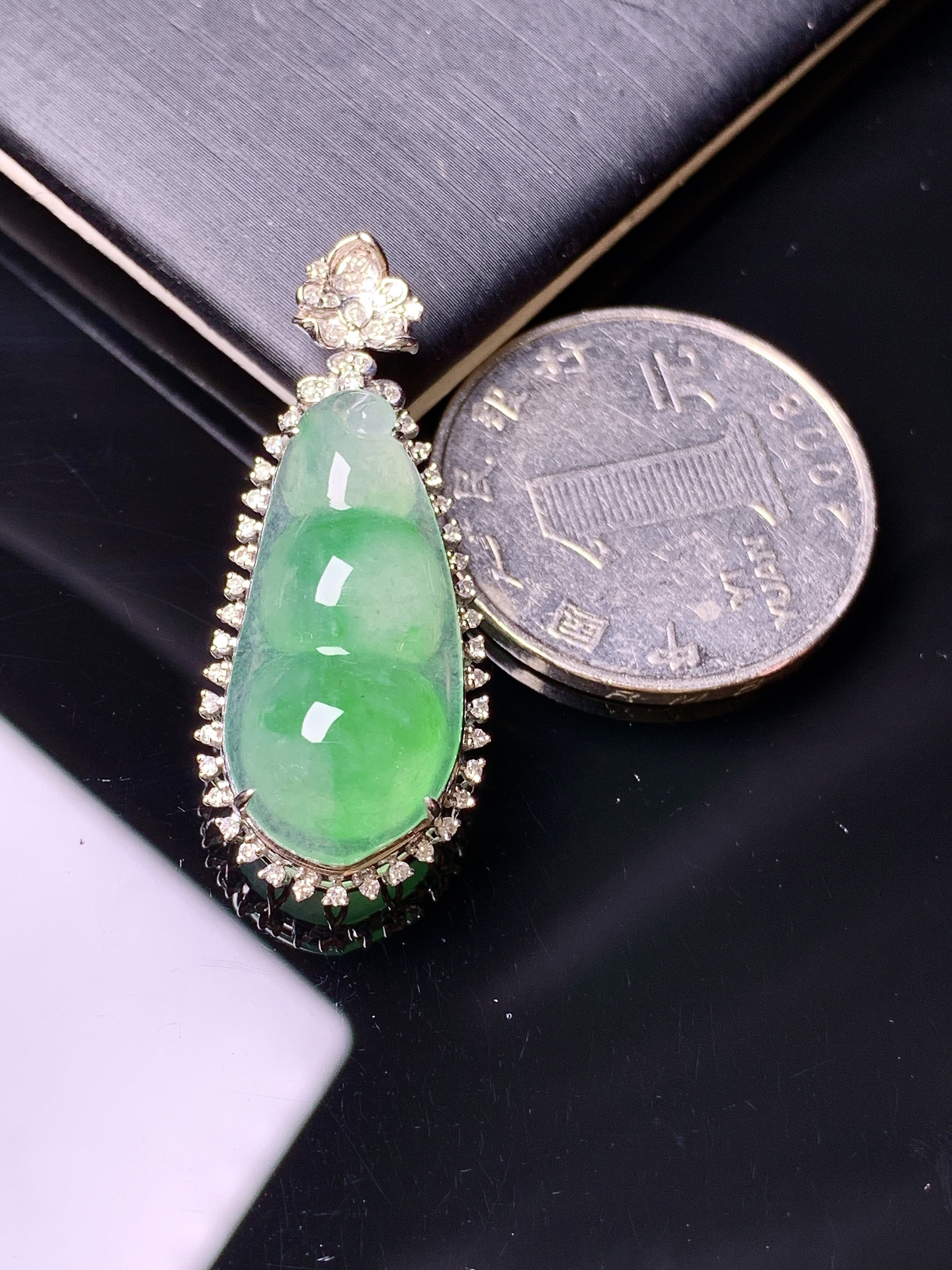 18k金钻镶嵌飘绿四季豆吊坠 玉质细腻 色泽艳丽清新 水润亮眼 整体尺寸35*14.5*9.5f2