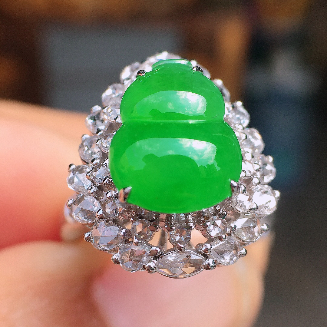 阳绿葫芦戒指/吊坠两用款，色泽均匀艳丽，玉质细腻，荧光感超
强，饱满圆润，尽显优雅气质，18k
金豪华镶嵌