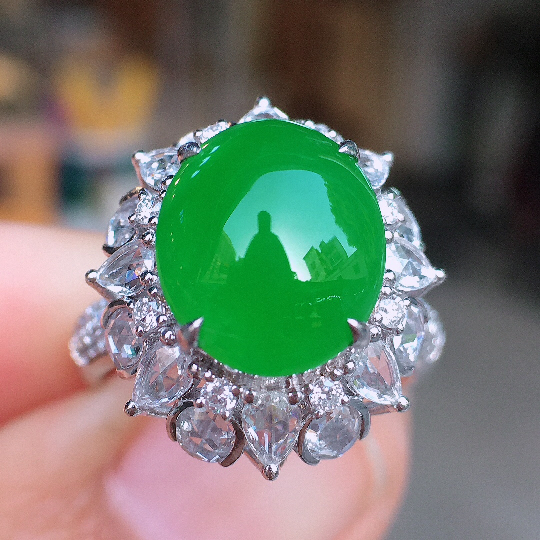 阳绿蛋面戒指，色泽均匀艳丽，玉质细腻，荧光感超
强，饱满圆润，尽显优雅气质，18k
金豪华镶嵌