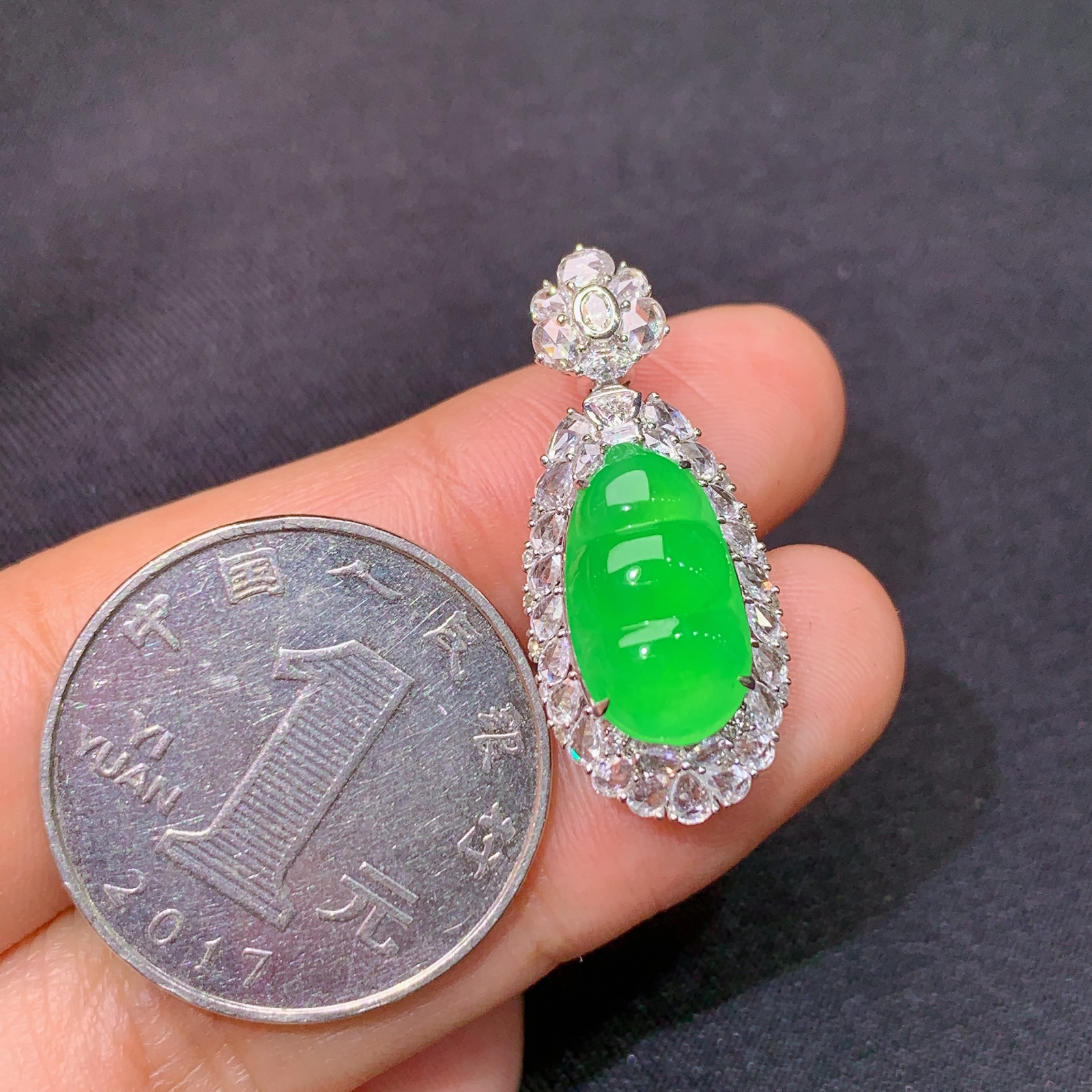 冰阳绿福豆吊坠，18k金镶嵌，冰润色阳，玉质细腻，种水足，Dgj 尺寸28.3*12.2*9.9
