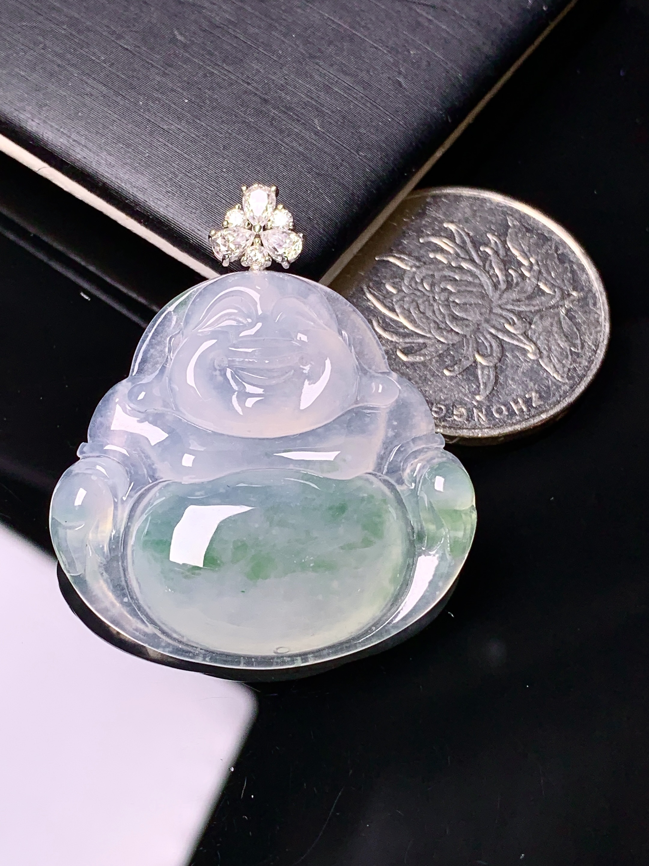 18k金钻镶嵌冰种飘绿佛公吊坠 玉质细腻 色泽艳丽清新 水润亮眼 整体尺寸36.8*32*5.5x1