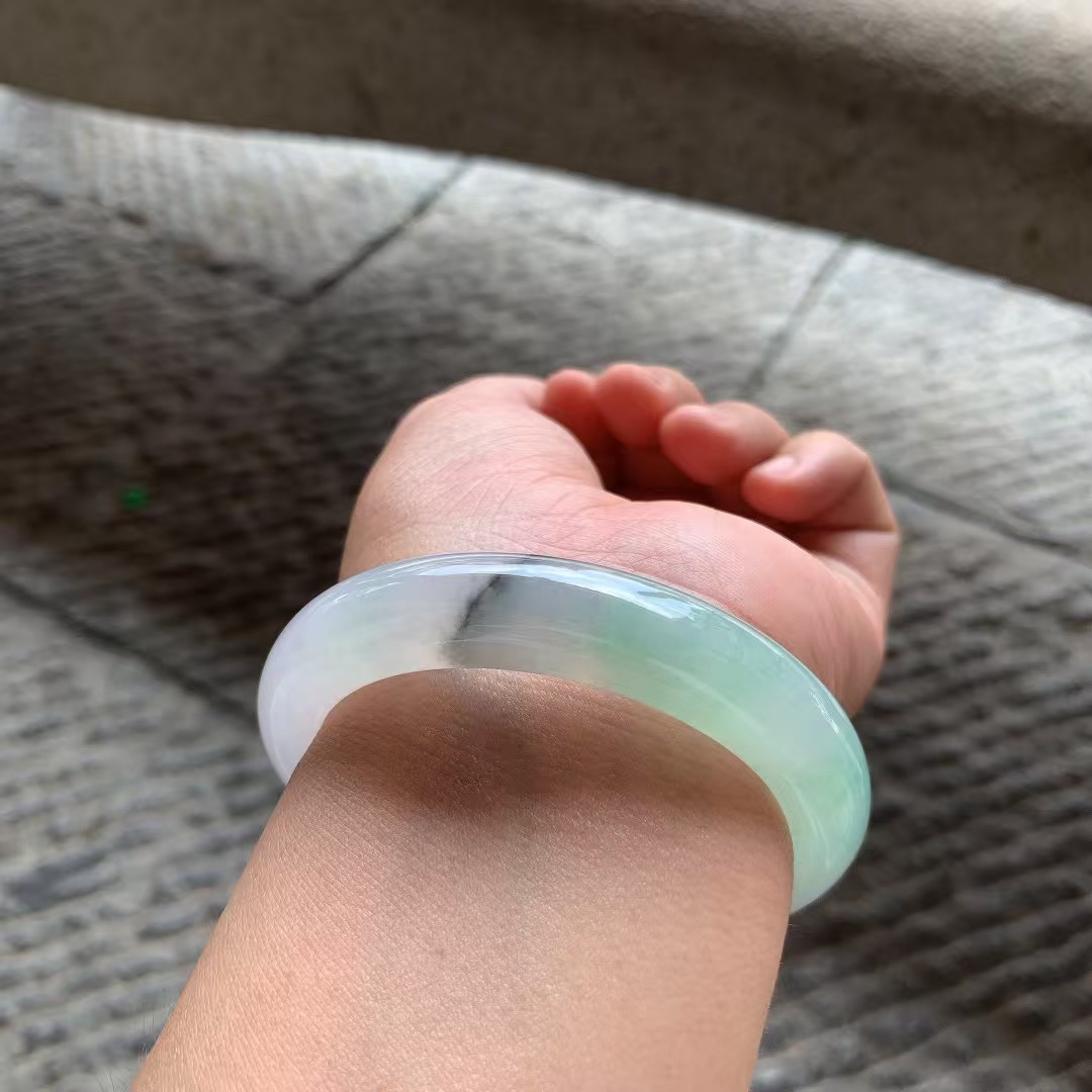 淡春彩正圈手镯尺寸56*12.5*9 种质细腻，冰凝透亮，水润光泽，紫绿相间，淡雅清新！