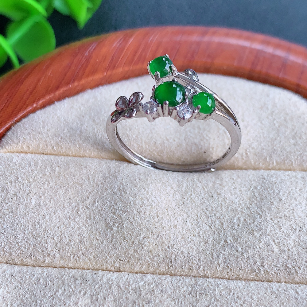 冰润满绿精美环形翡翠戒指  玉质细腻  冰清玉润  飘花灵动  颜色漂亮  W481.15   内径尺寸：17.5-10-3.8mm  裸石尺寸：3mm