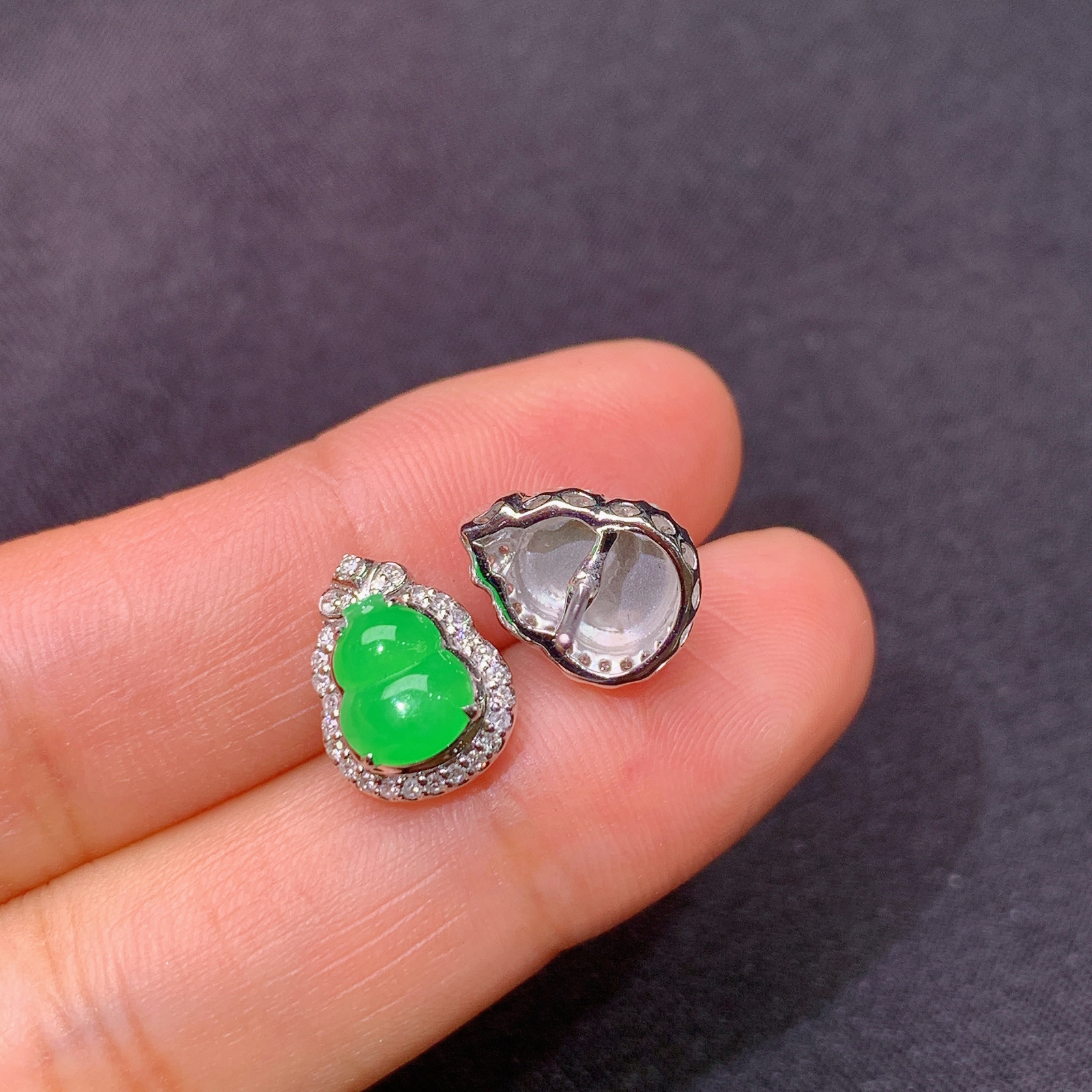 冰阳绿葫芦耳钉，18k金镶嵌，款式新颖，冰润色阳，种水足，h1 尺寸7.2*5.7*2