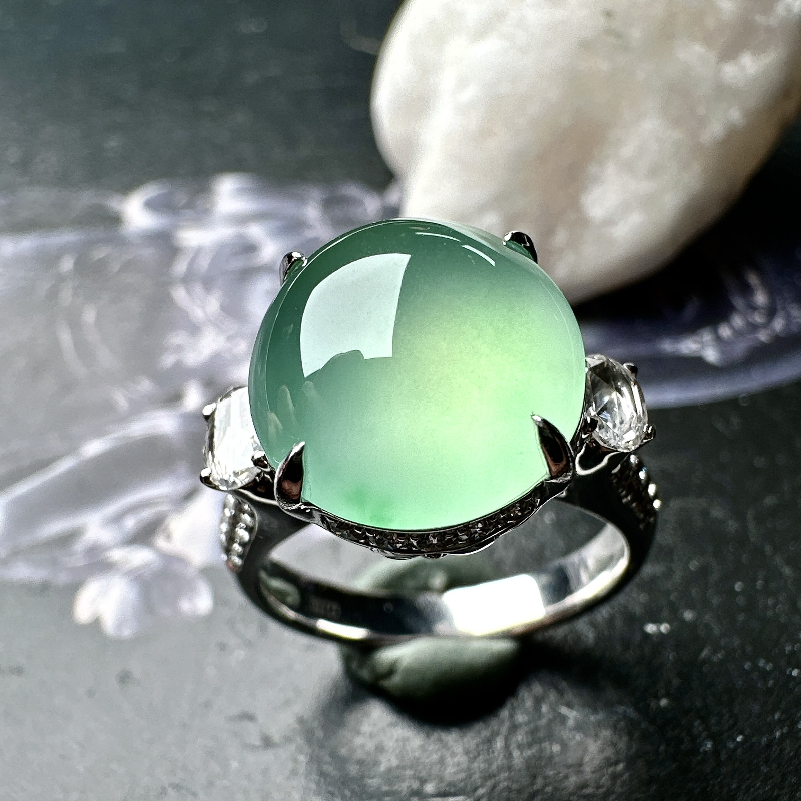 【冰种淡绿蛋面戒指】种水色俱全，冰透闪亮，通透感饱满度很好，18k金钻镶嵌，裸石尺寸13*12.1*6.2毫米，圈口可改