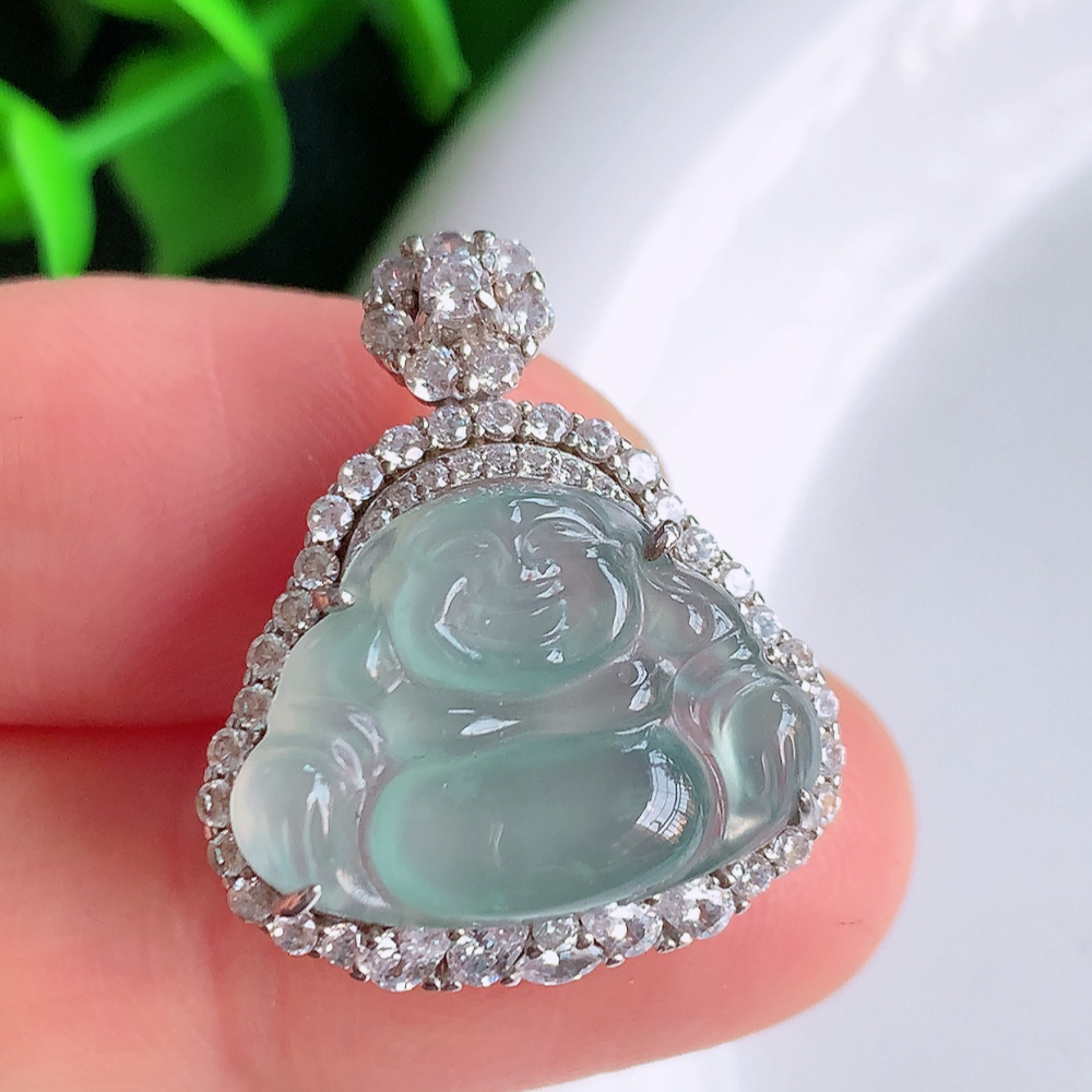 冰润佛公挂件 玉质细腻  精雕弥勒佛，笑佛福耳垂肩，面相喜庆，开怀大笑，憨态可掬。惟妙惟肖，寓意福禄双全，吉祥美满，笑口常开 W481.15  整体尺寸：25-21-9.2mm   裸石尺寸：13.6-18.8mm