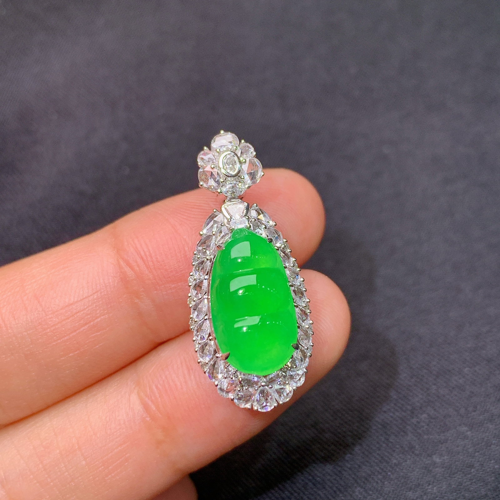 冰阳绿福豆吊坠，18k金镶嵌，冰润色阳，玉质细腻，种水足，Dgj 尺寸28.3*12.2*9.9