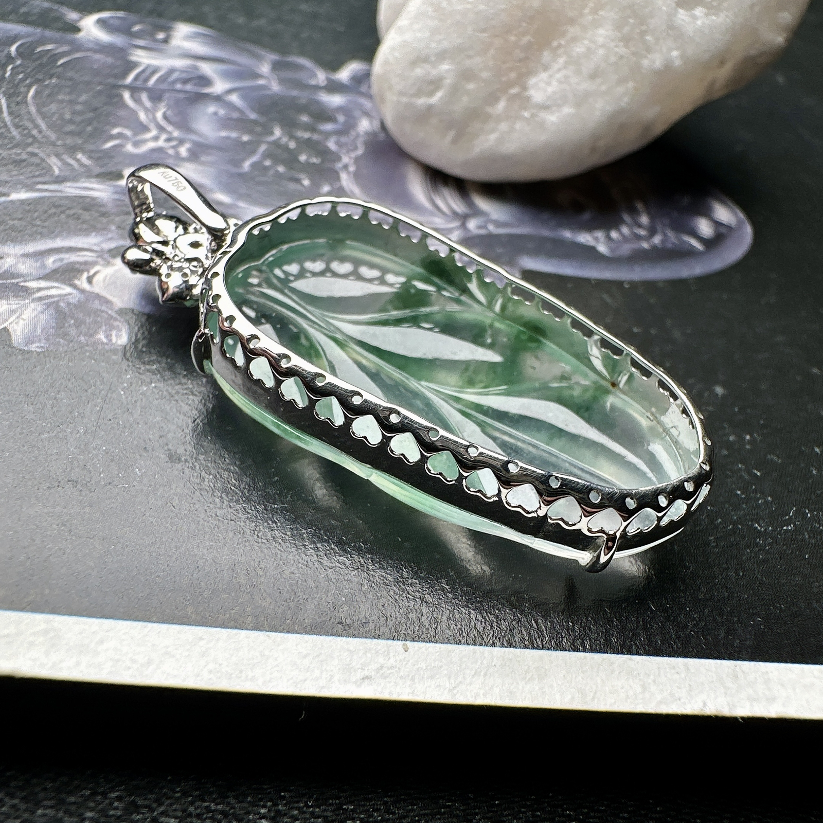 【冰种飘花叶子】金枝玉叶，质地细腻，冰润透亮，光泽出众，18k金钻镶嵌，裸石尺寸30.5*16.5*4.7毫米