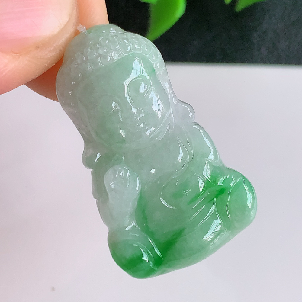 冰润精雕飘绿宝宝佛吊坠   雕琢宝宝佛，生动自然。似佛心性、如孩童心、天真佛性！众生皆有佛性，众佛皆有万般色相，成佛就是寻找真我。W49.15  尺寸：31.8-19.5-5.5mm