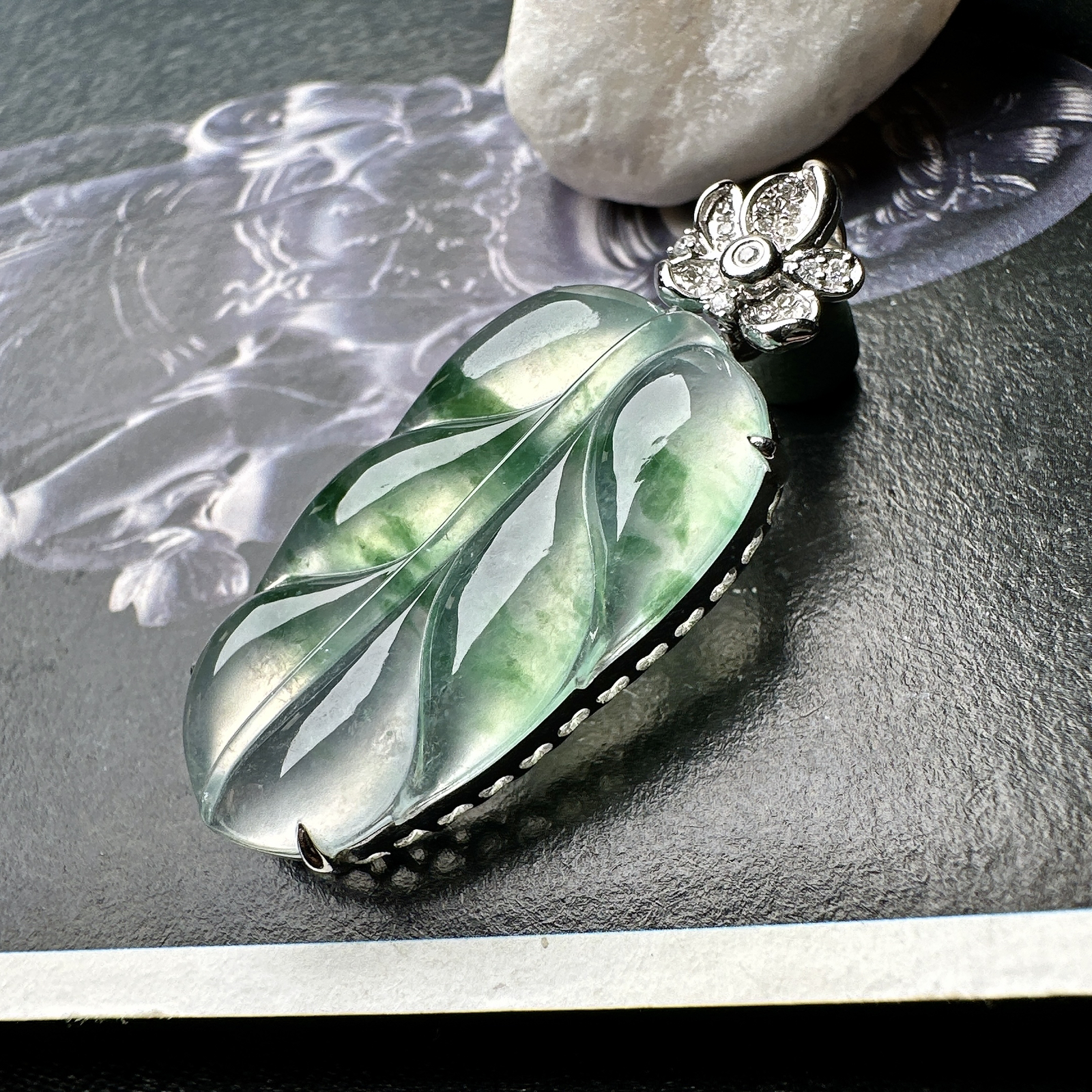 【冰种飘花叶子】金枝玉叶，质地细腻，冰润透亮，光泽出众，18k金钻镶嵌，裸石尺寸30.5*16.5*4.7毫米