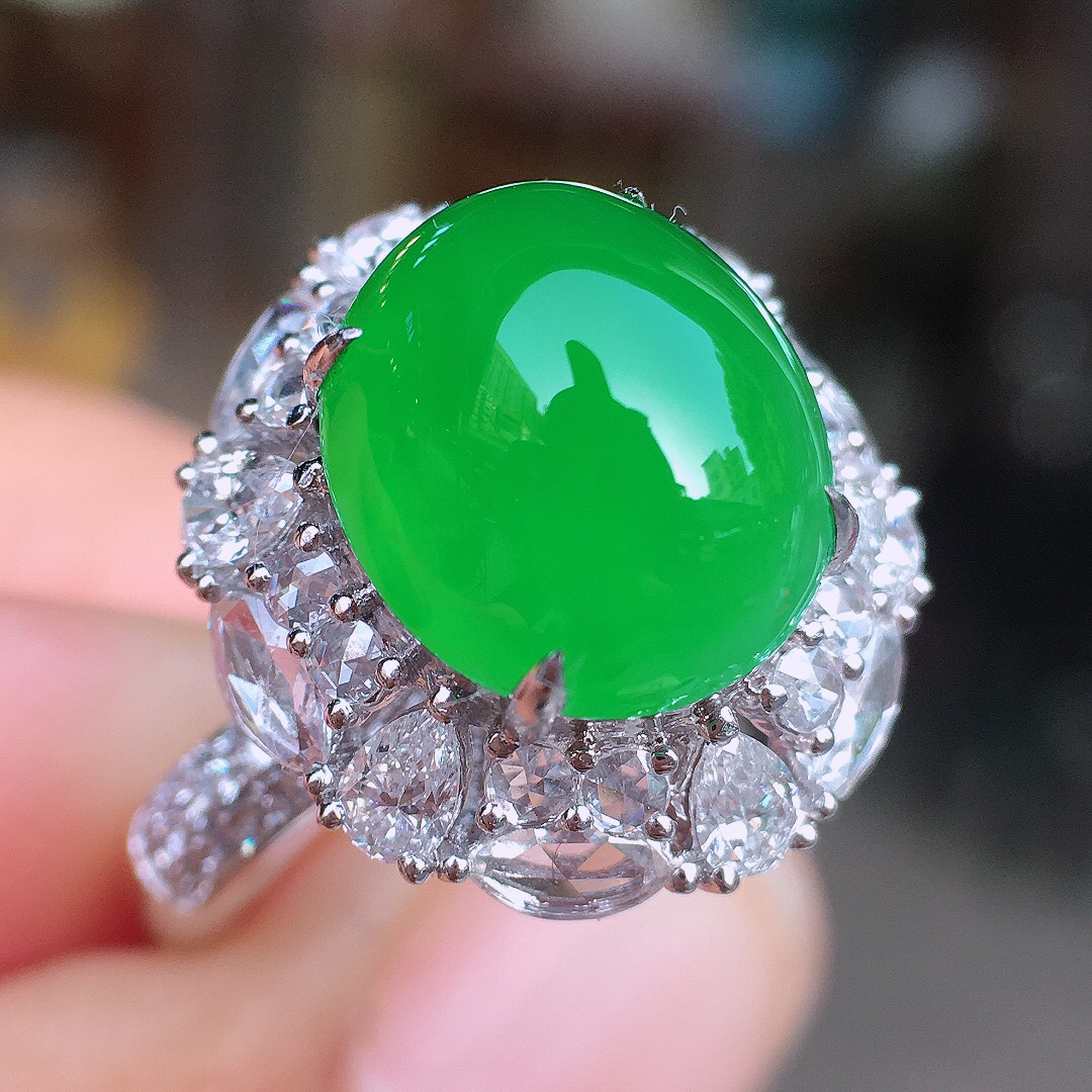 阳绿蛋面戒指，色泽均匀艳丽，玉质细腻，荧光感超
强，饱满圆润，尽显优雅气质，18k
金豪华镶嵌