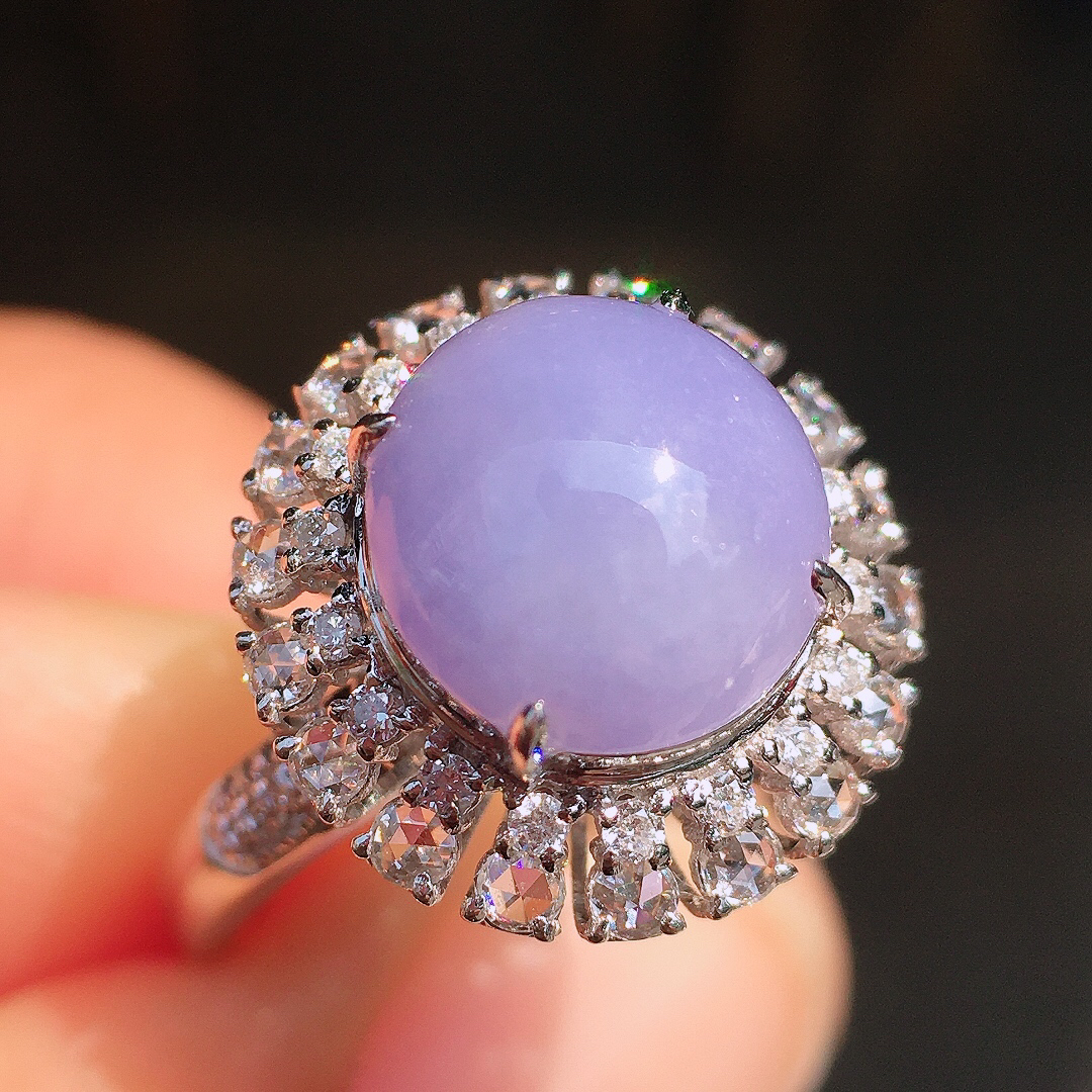 紫罗兰蛋面戒指，色泽均匀艳丽，玉质细腻，荧光感超
强，饱满圆润，尽显优雅气质，18k
金豪华镶嵌