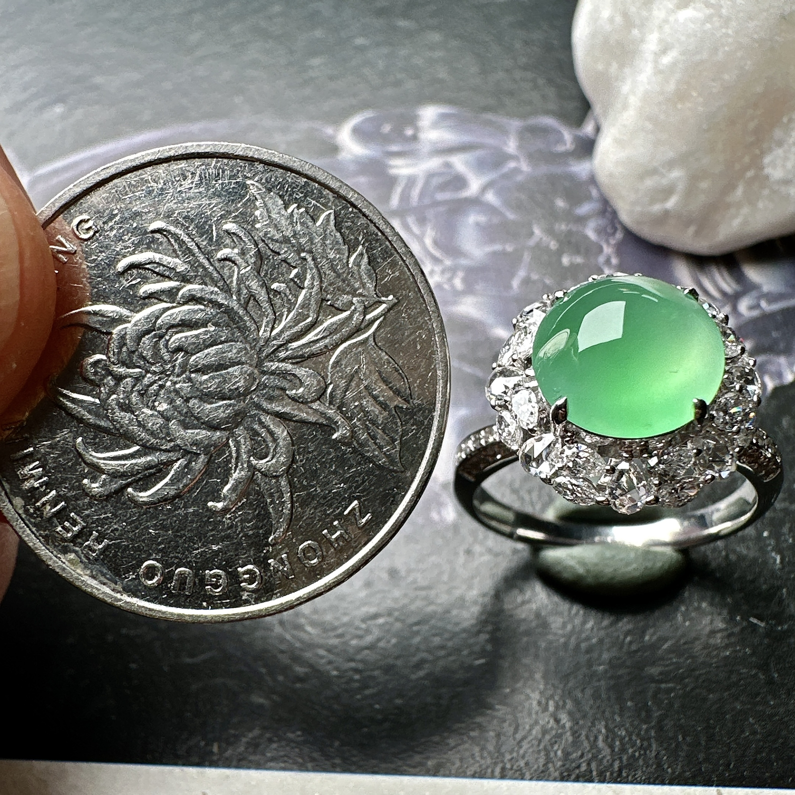 【冰种淡绿蛋面戒指】种水色俱全，冰透闪亮，通透感饱满度很好，18k金钻镶嵌，裸石尺寸9*4.7毫米，圈口可改