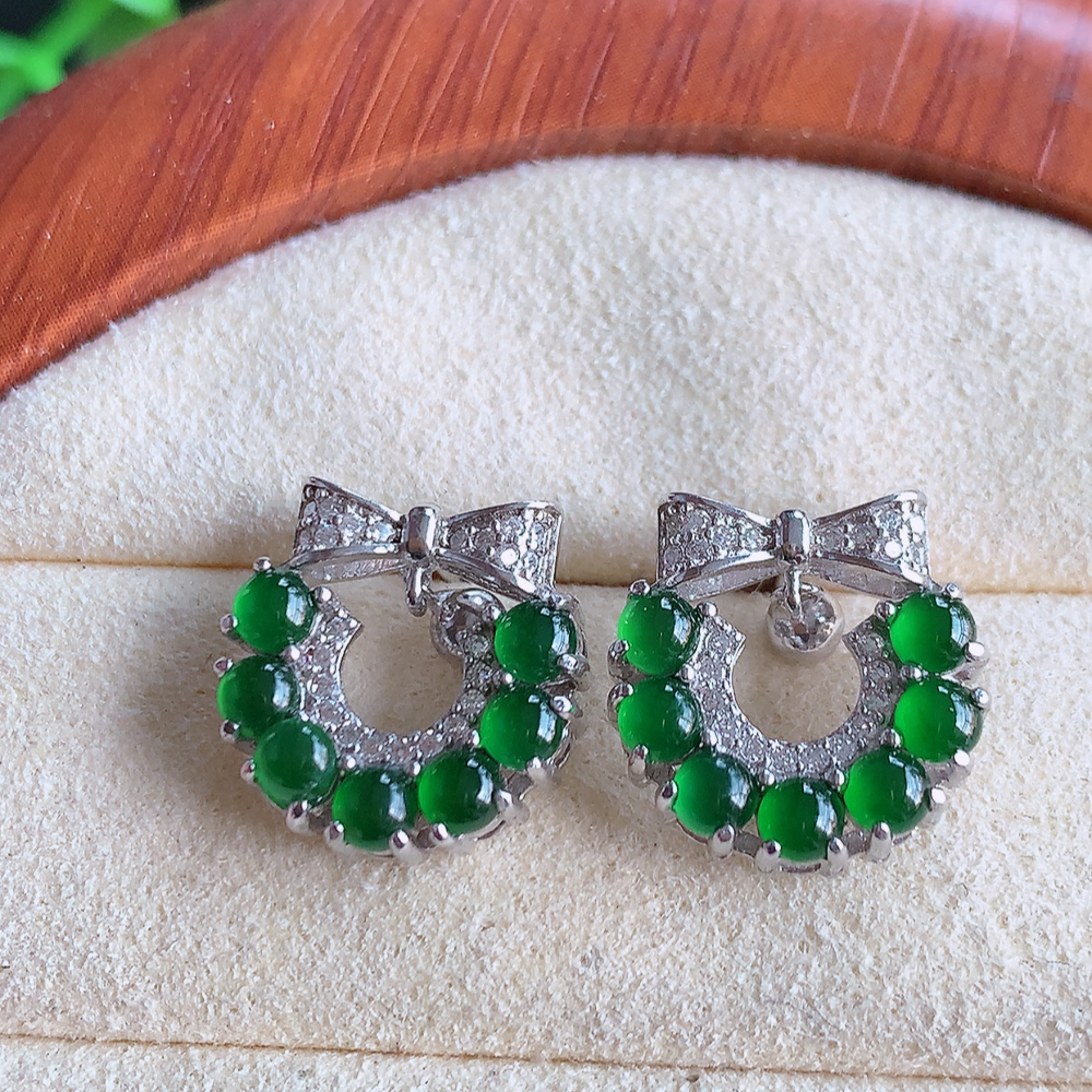 冰润满绿翡翠925银镶嵌耳钉，自然光实拍，翠色灵动，颜色漂亮，种老水足，品相佳，佩戴佳品！W481.15  取一整体尺寸：13.6-13.8-4.3mm  裸石尺寸：3mm