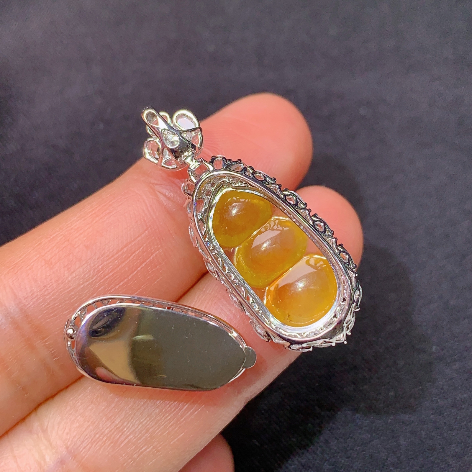 冰黄翡福豆吊坠，18k金镶嵌，冰透水润，颜色鲜艳，种水足，Dgj 尺寸31.2*12.2*10.3