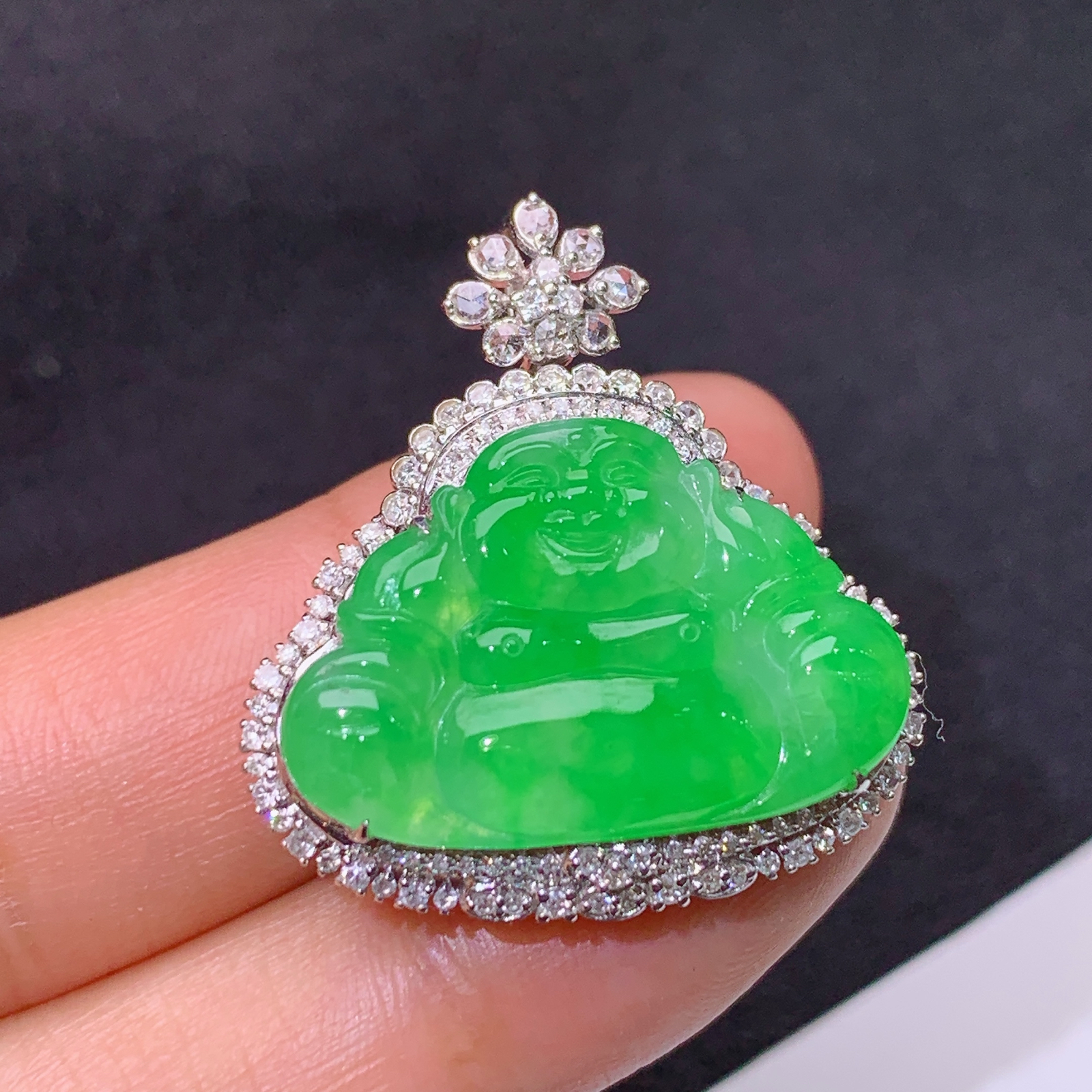 冰阳绿无事牌吊坠，18k金镶嵌，冰润色阳，种老水足，Ff 尺寸29.3*27.6*10.1