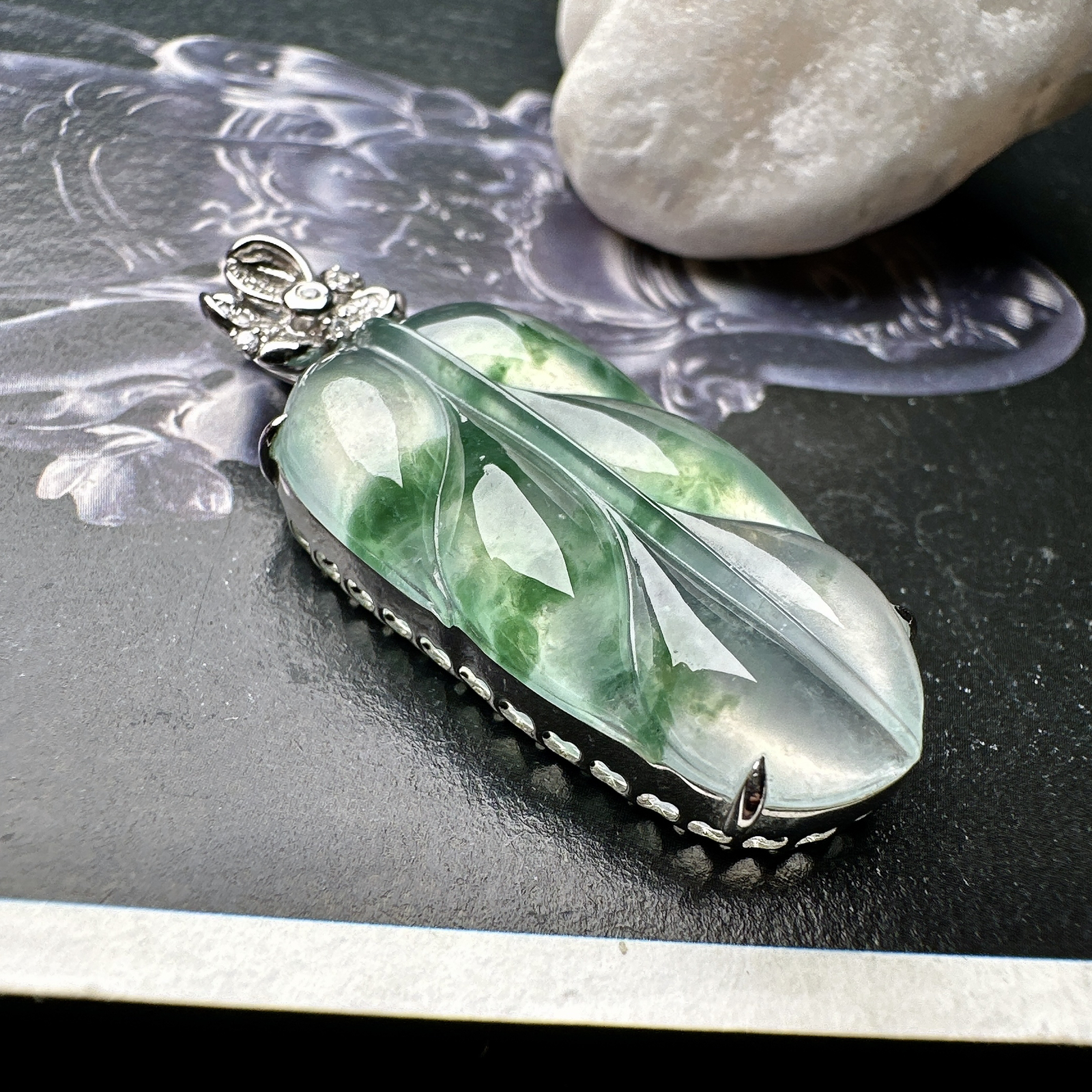 【冰种飘花叶子】金枝玉叶，质地细腻，冰润透亮，光泽出众，18k金钻镶嵌，裸石尺寸30.5*16.5*4.7毫米