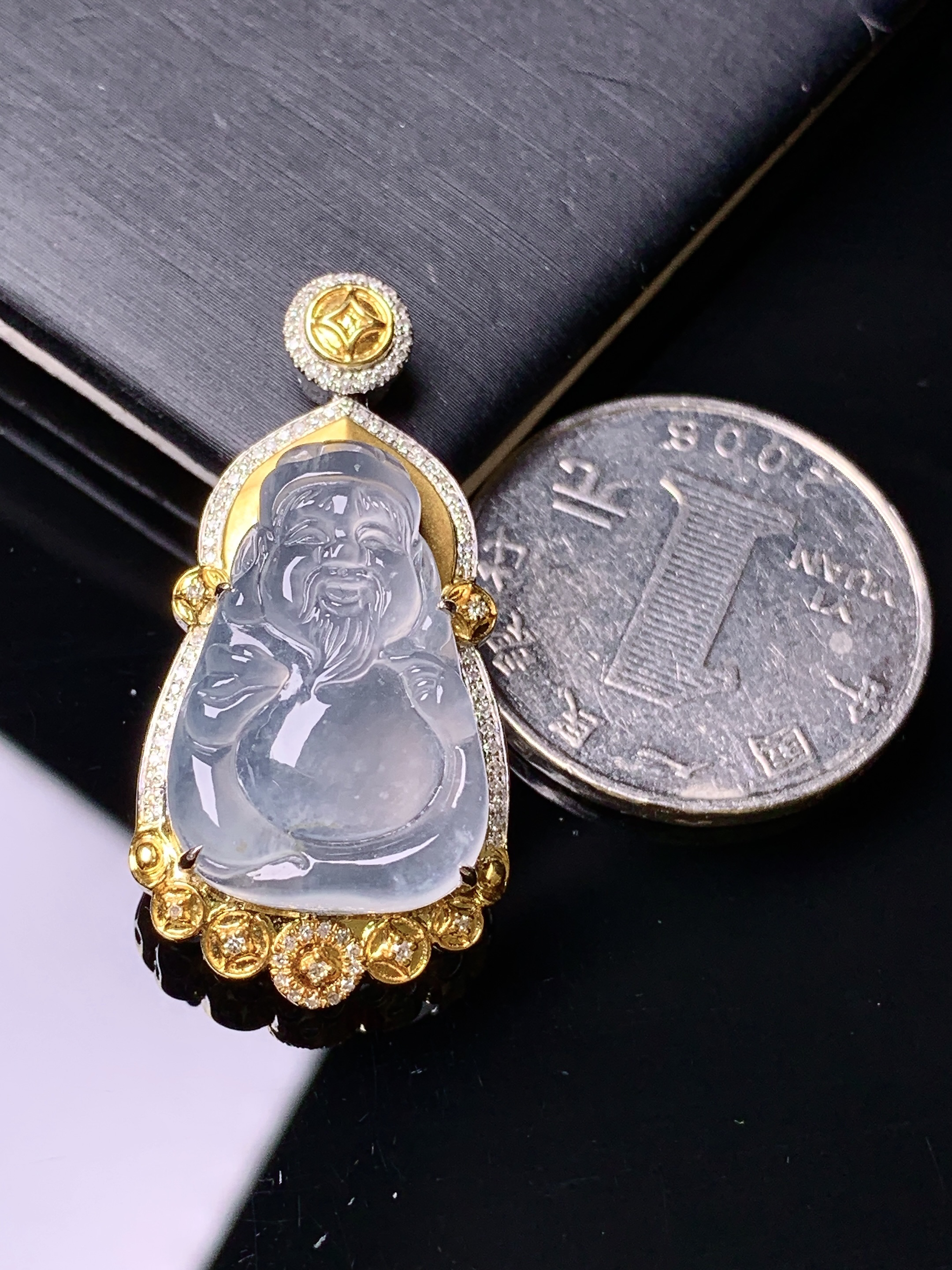 18k金钻镶嵌冰种财神吊坠 玉质细腻 色泽艳丽清新 水润亮眼 整体尺寸35.8*17.6*8.5c2