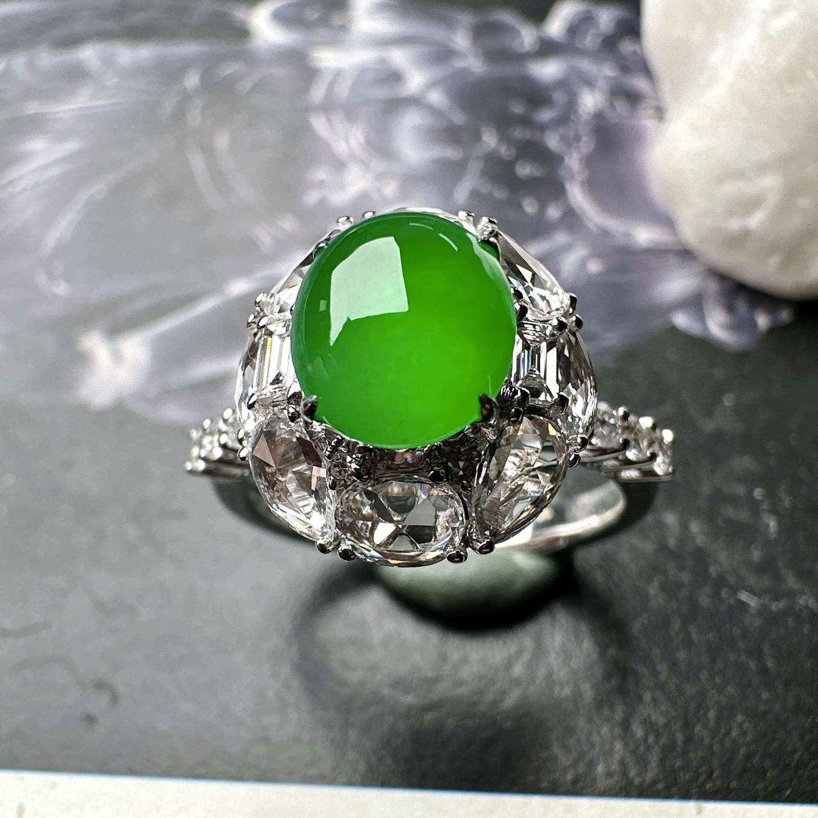 【冰种满绿蛋面戒指】质地均匀细腻，冰润起光，胶感强烈，颜色娇艳，18K金钻精美镶嵌，裸石尺寸7.7*
