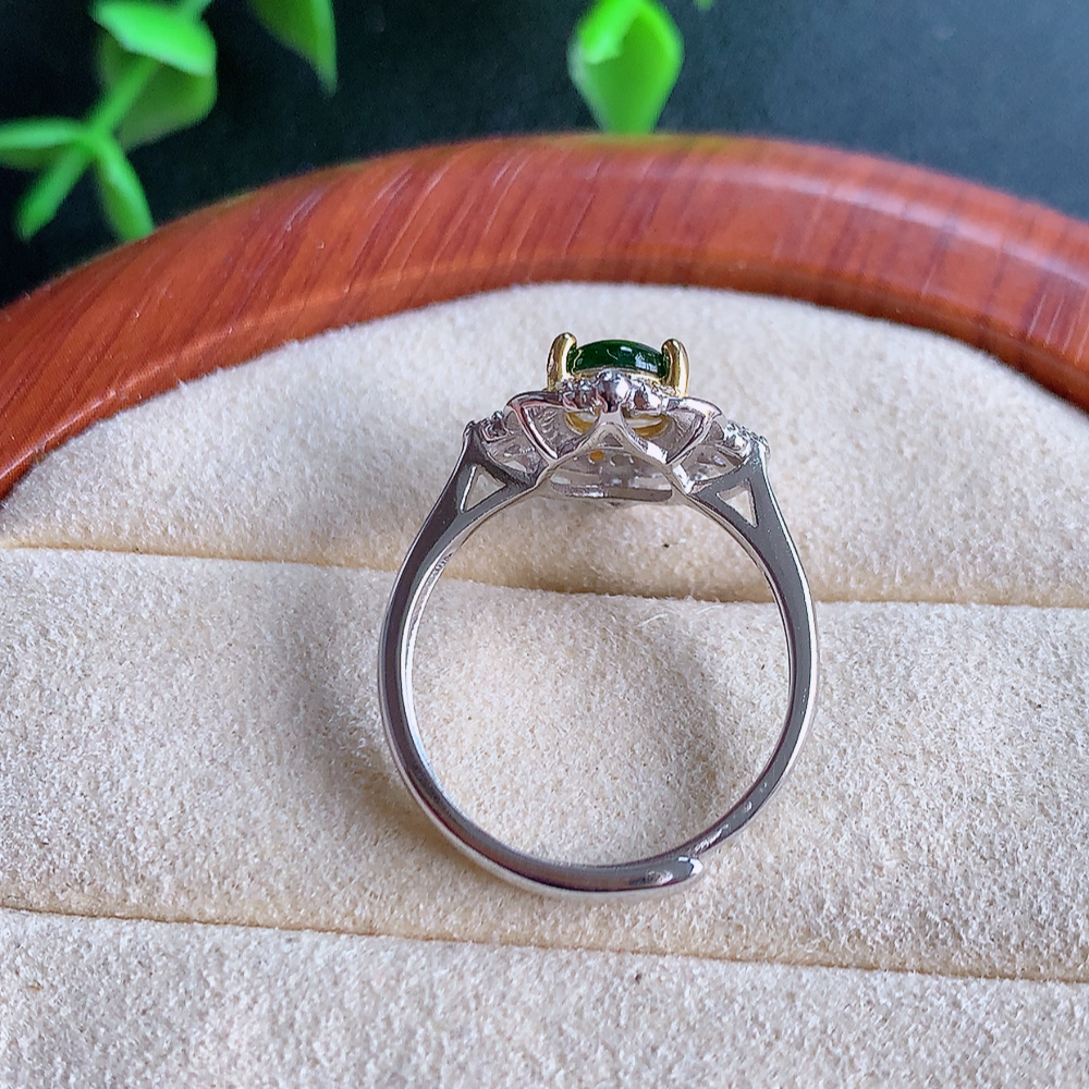 冰润满绿精美环形翡翠戒指  玉质细腻  冰清玉润  飘花灵动  颜色漂亮  W815.15   内径尺寸：17.5-13.5-7.2mm  裸石尺寸：3mm