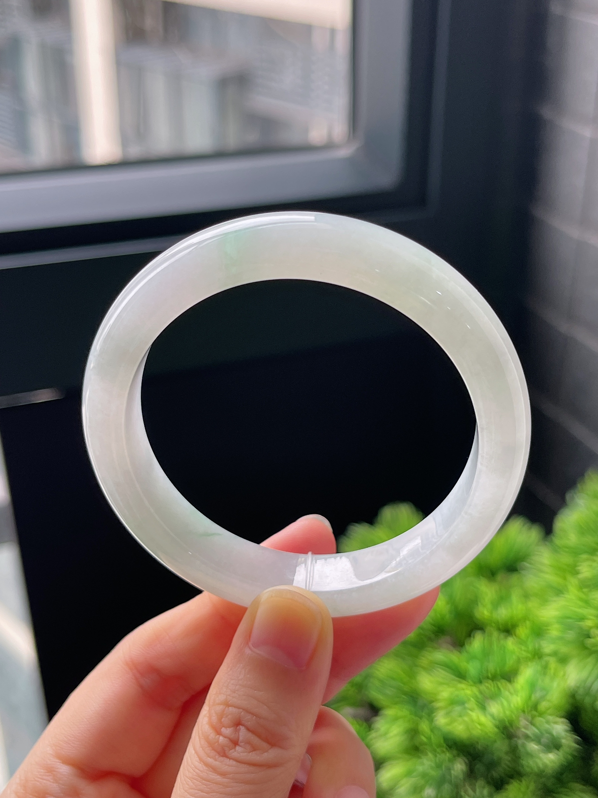 正圈53.5圈口，翡翠冰糯种浅绿色手镯