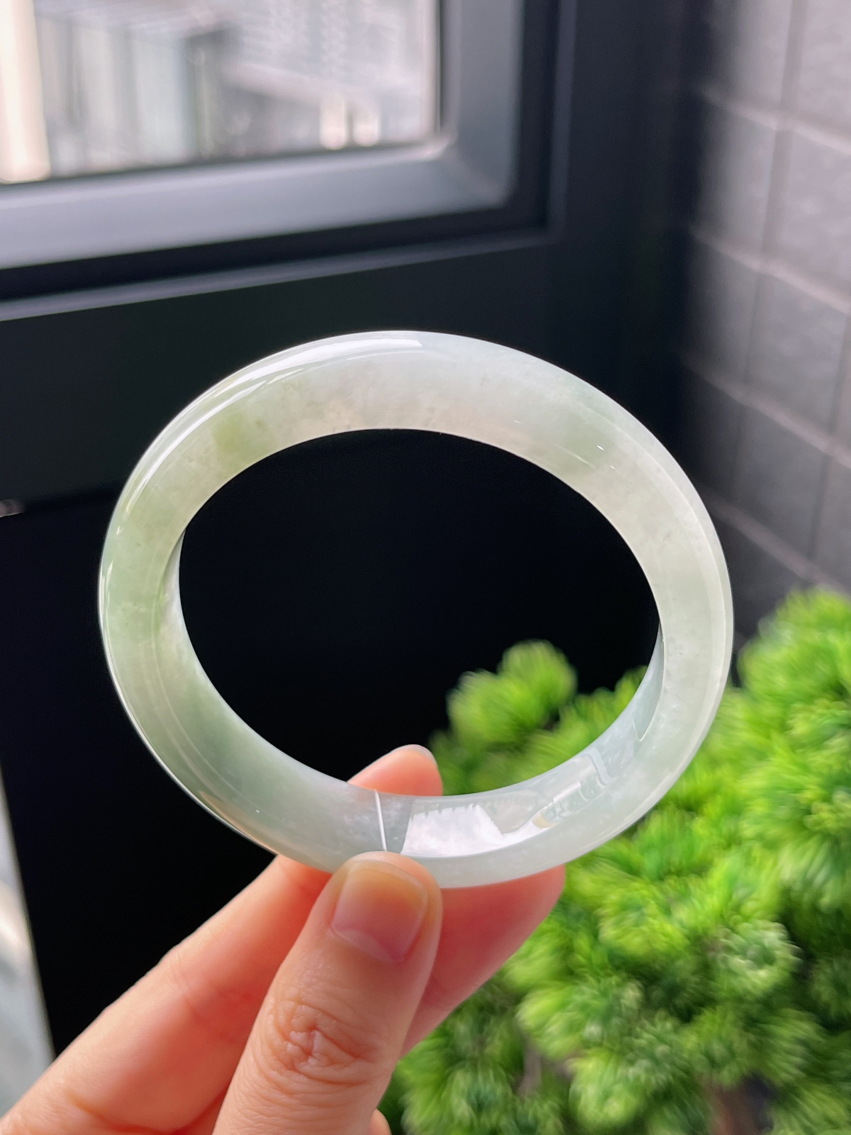 正圈57.8圈口，翡翠冰糯种飘绿手镯