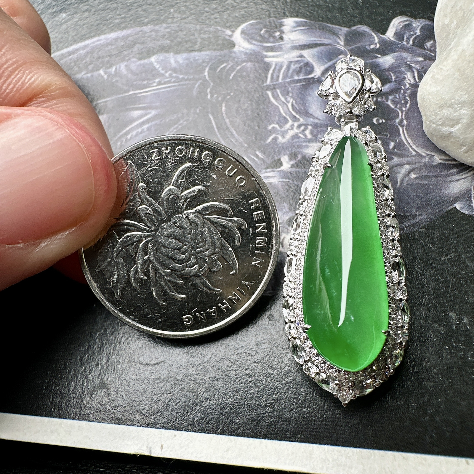 【冰种满绿福瓜吊坠】种水上乘，晶莹剔透，纯净通透，18k金钻精美镶嵌，裸石尺寸24.8*8.9*4.6毫米