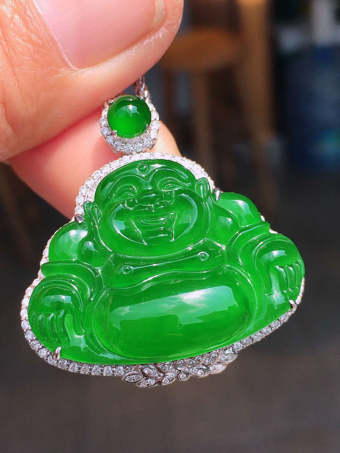 满绿佛公吊坠，色泽均匀艳丽，玉质细腻，荧光感超
强，饱满圆润，尽显优雅气质，18k
金豪华镶嵌