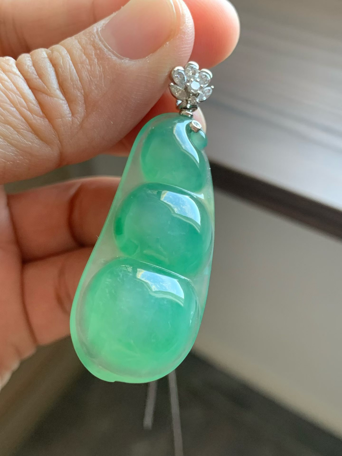 清透蓝水底大福豆
裸石45.5*20*9.5 整体长度53.5mm
18k金钻石镶嵌扣头