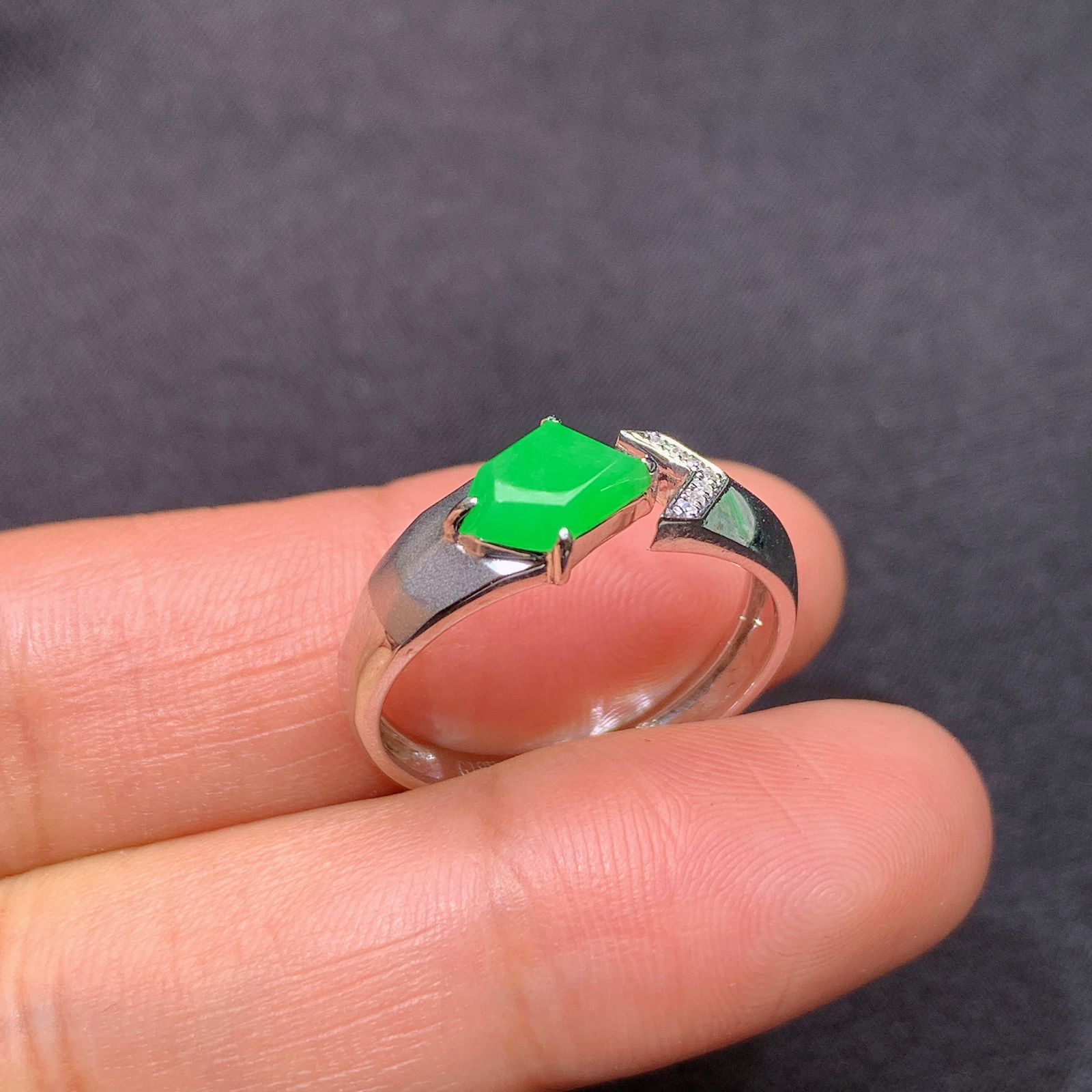 冰阳绿蛋面戒指，18k金镶嵌，简约时尚，冰润色阳，种水足，Hl 圈口16 尺寸7.6*3.6*2.2