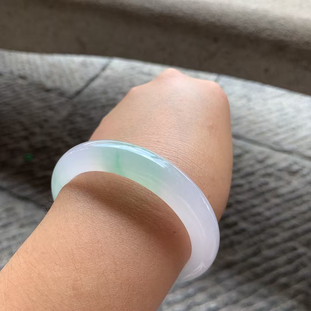 淡春彩正圈手镯尺寸56*12.5*9 种质细腻，冰凝透亮，水润光泽，紫绿相间，淡雅清新！