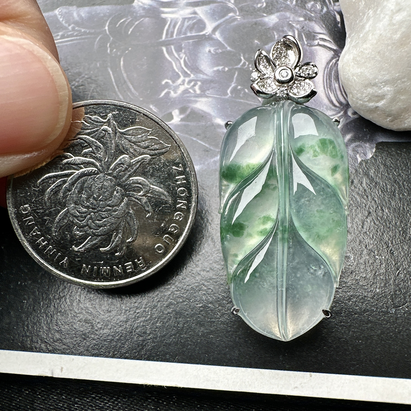 【冰种飘花叶子】金枝玉叶，质地细腻，冰润透亮，光泽出众，18k金钻镶嵌，裸石尺寸30.5*16.5*4.7毫米