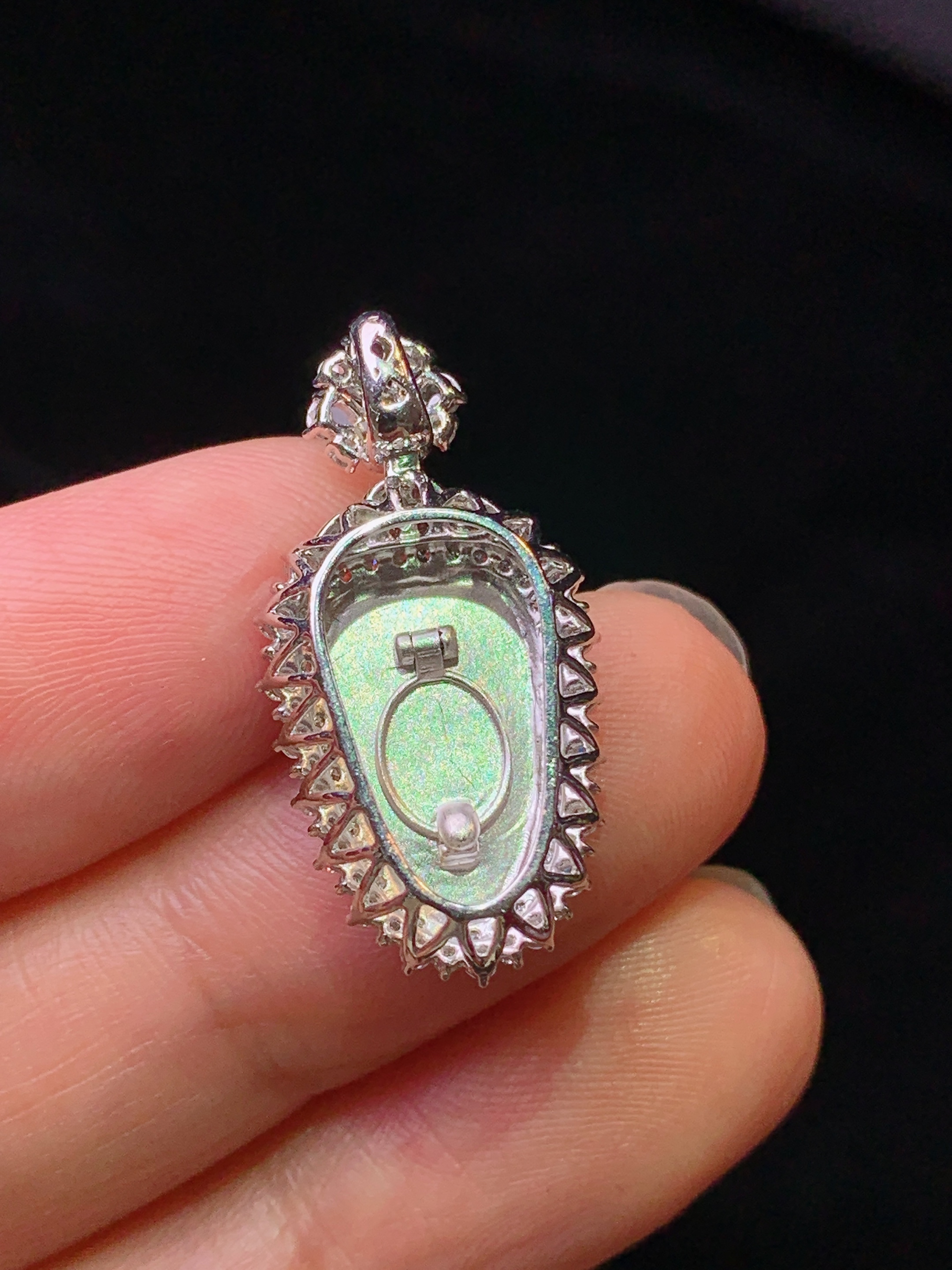 18k金钻镶嵌满绿树叶吊坠 玉质细腻 色泽艳丽清新 水润亮眼 整体尺寸26*13.2*7.3f2