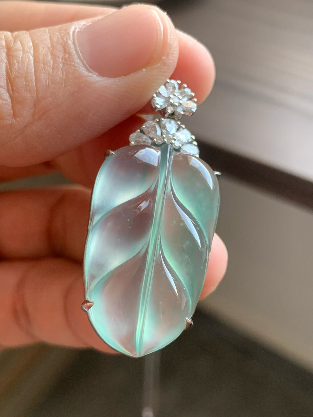 高冰强荧光晴底叶子
裸石31*19.5*6.5 整体42.5*19.5*8 
18k金钻石镶嵌